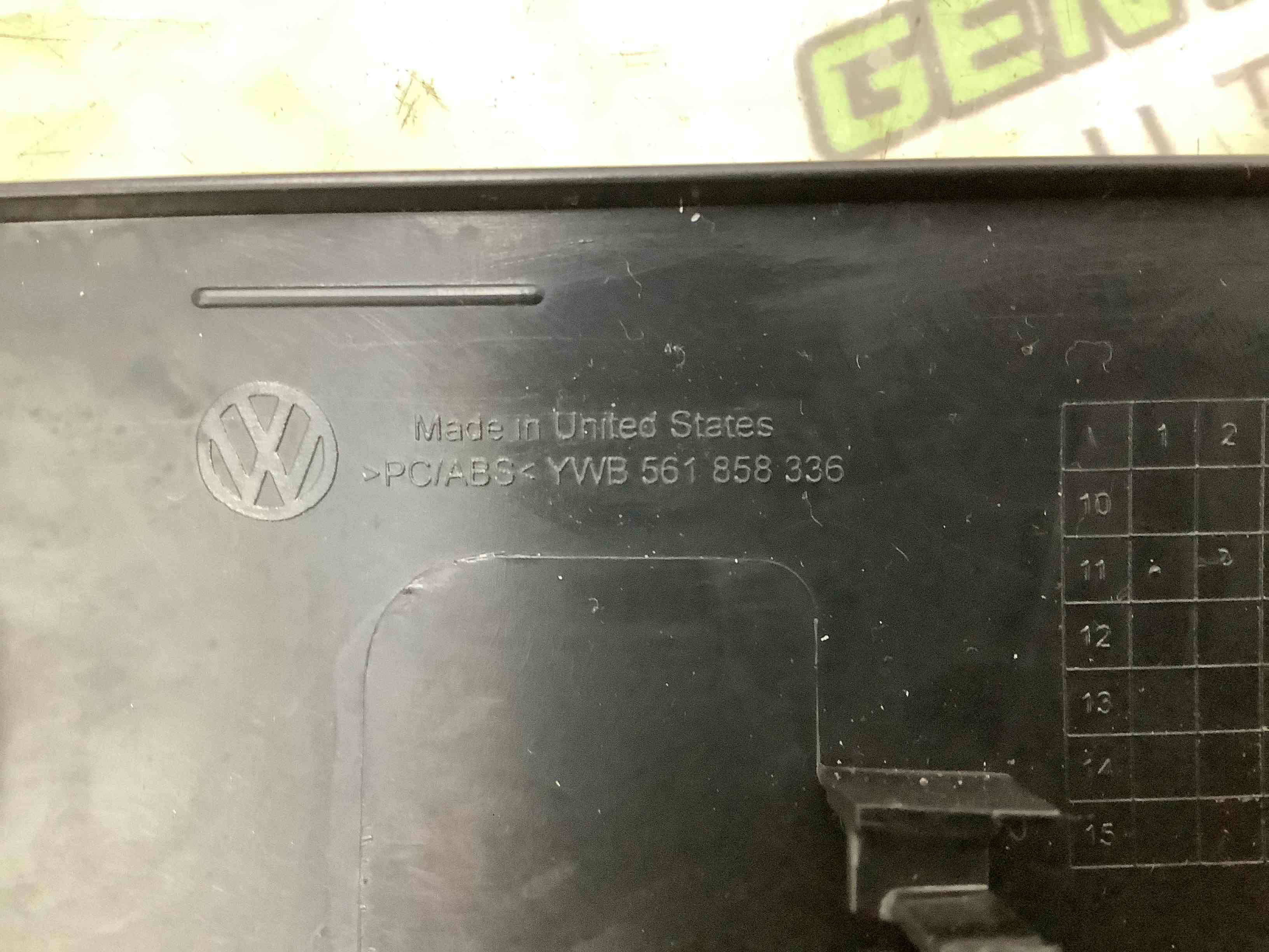 Обшивка панелі приладів торпедо