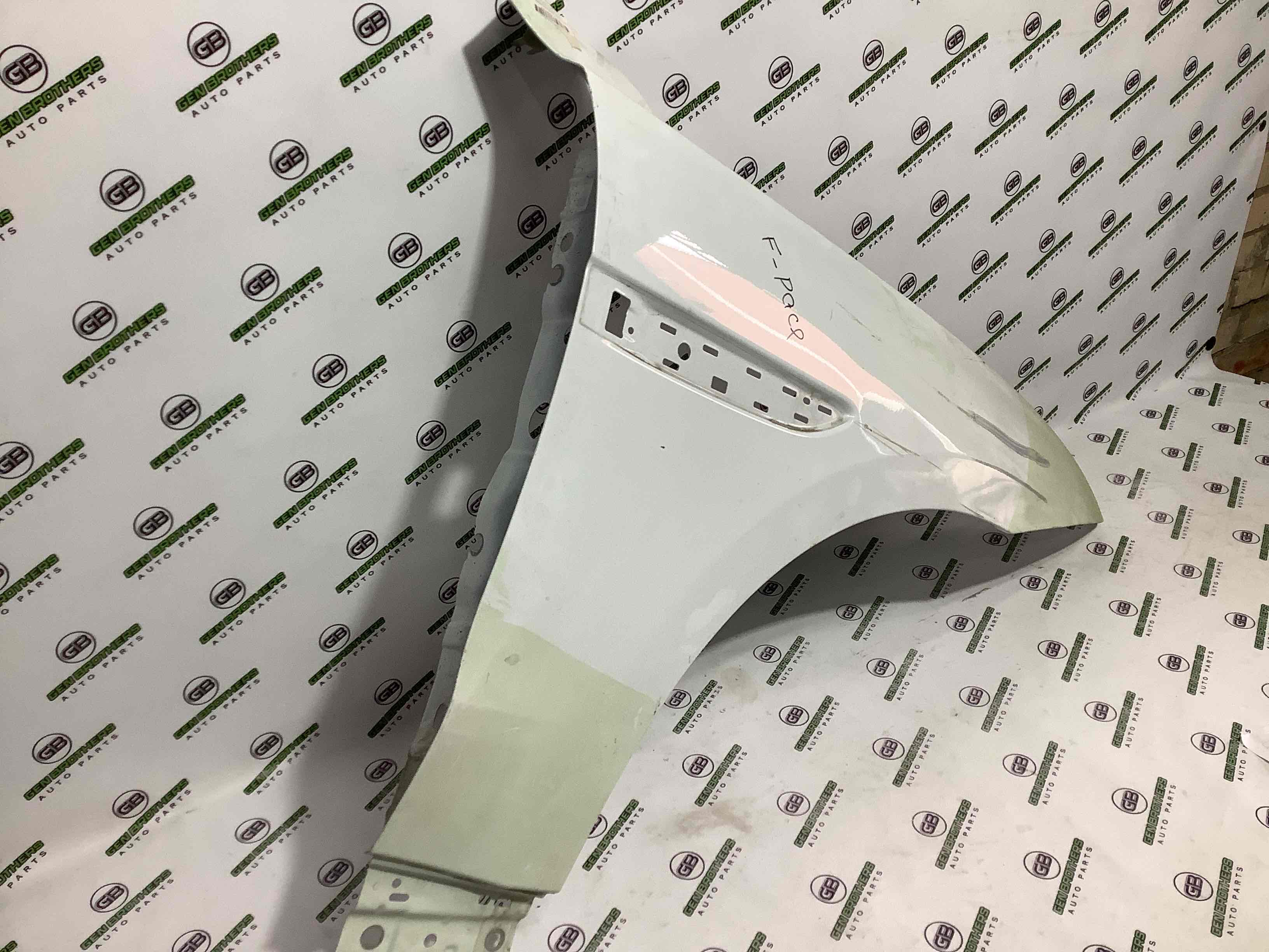 Крило переднє праве