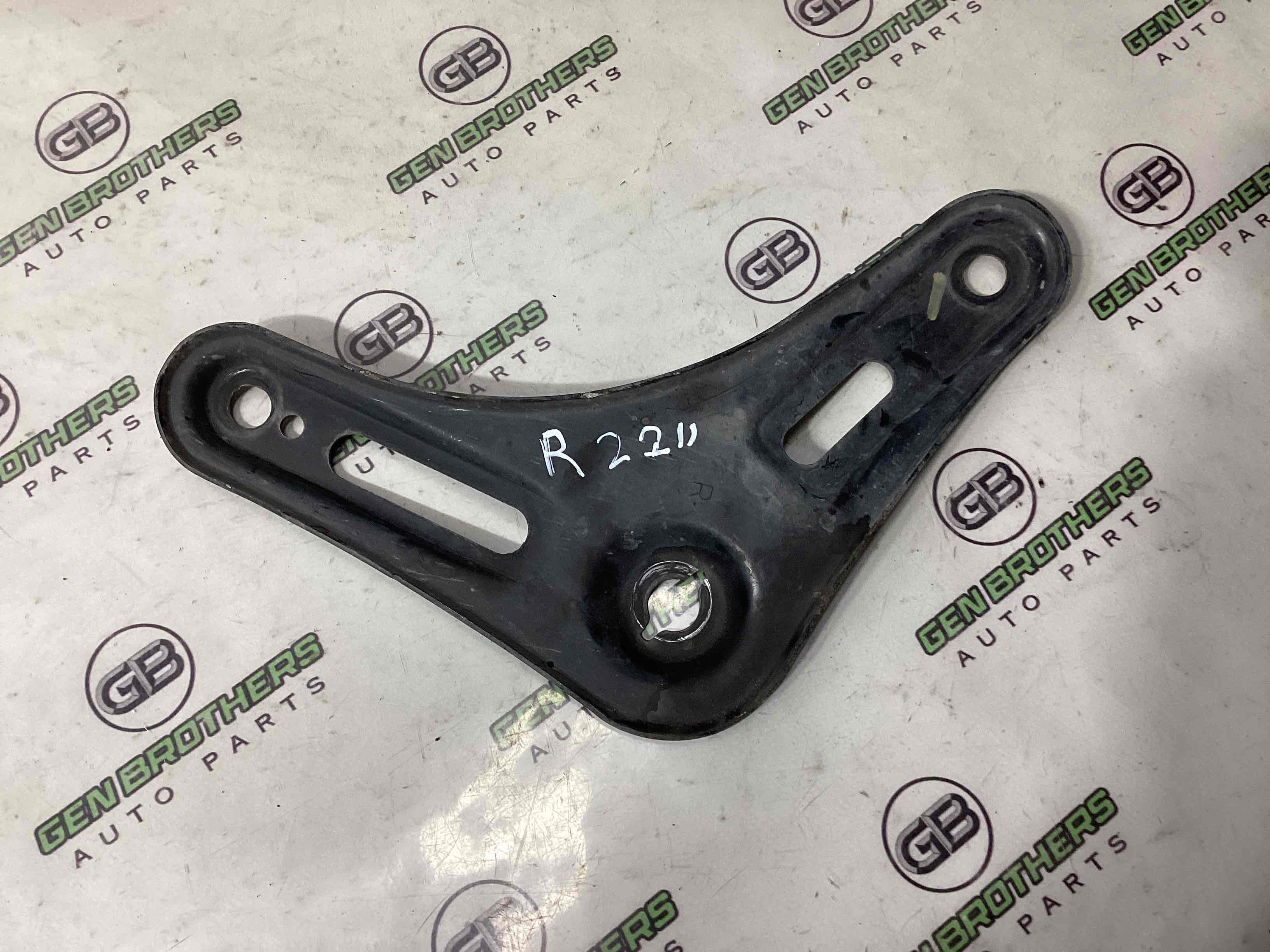 Кронштейн переднього підрамника