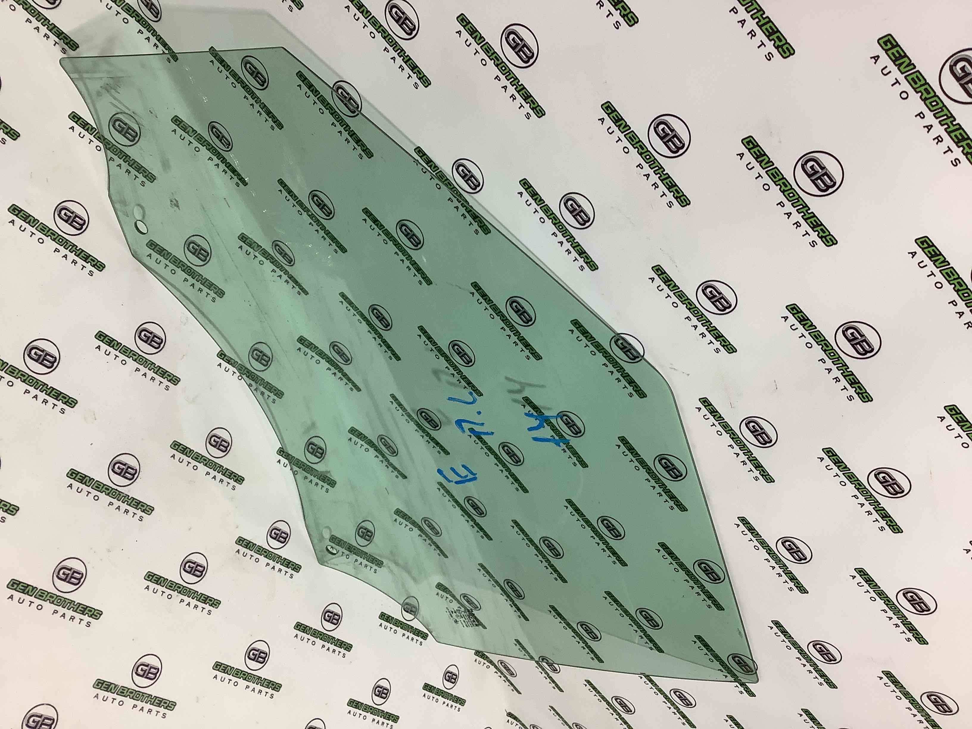 Стекло переднее левое