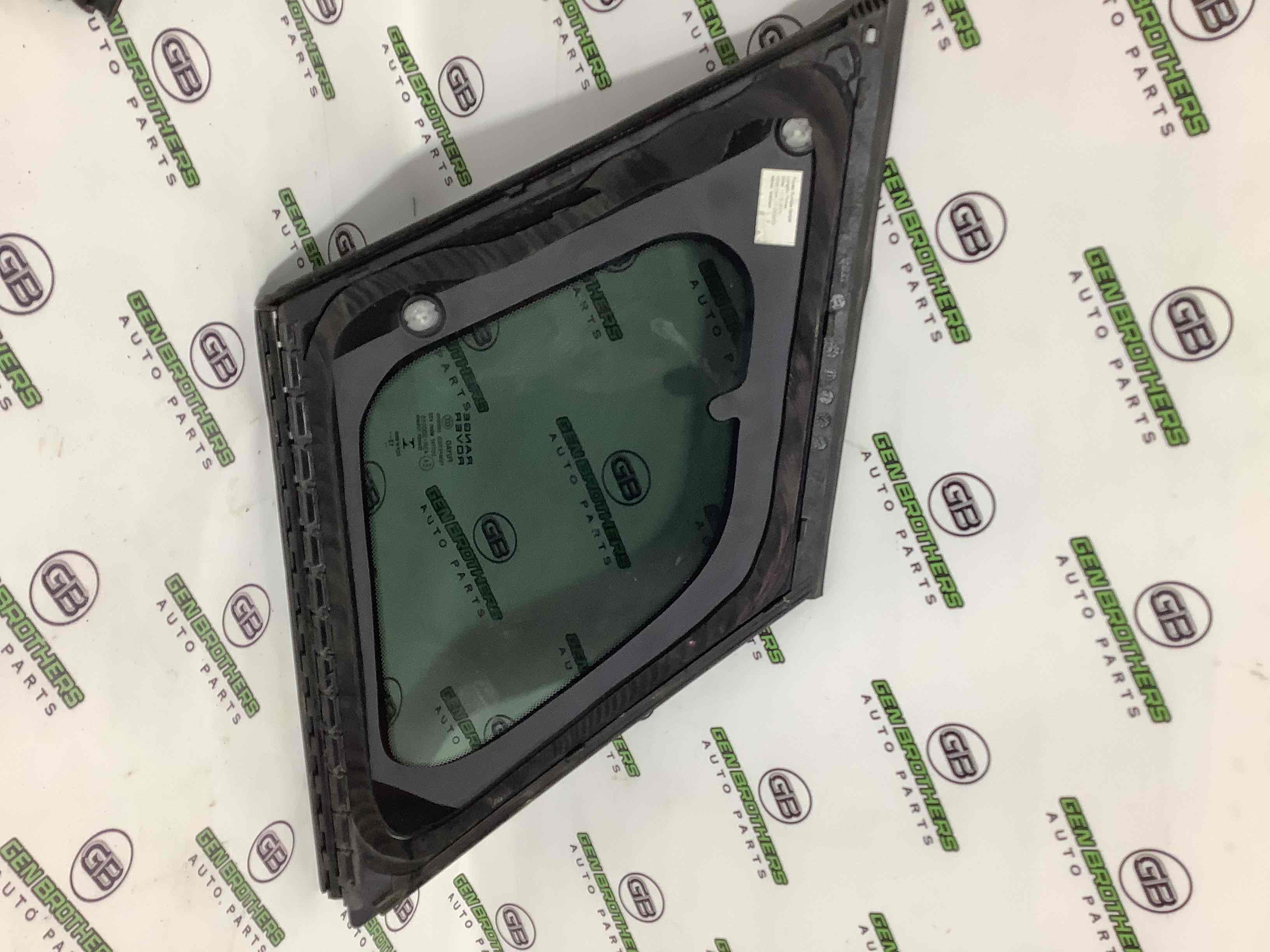 Стекло кузовное боковое правое