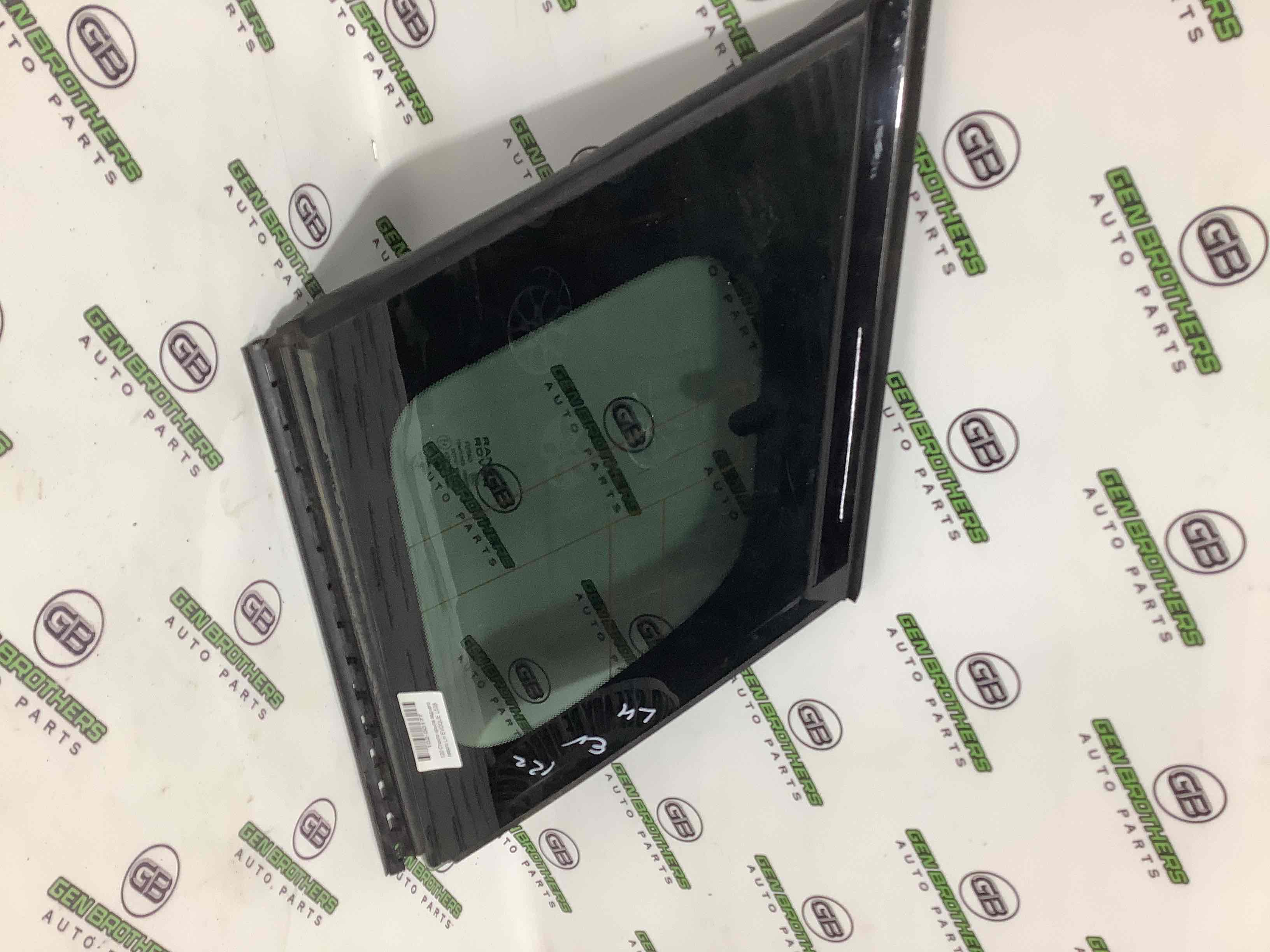 Стекло кузовное боковое левое