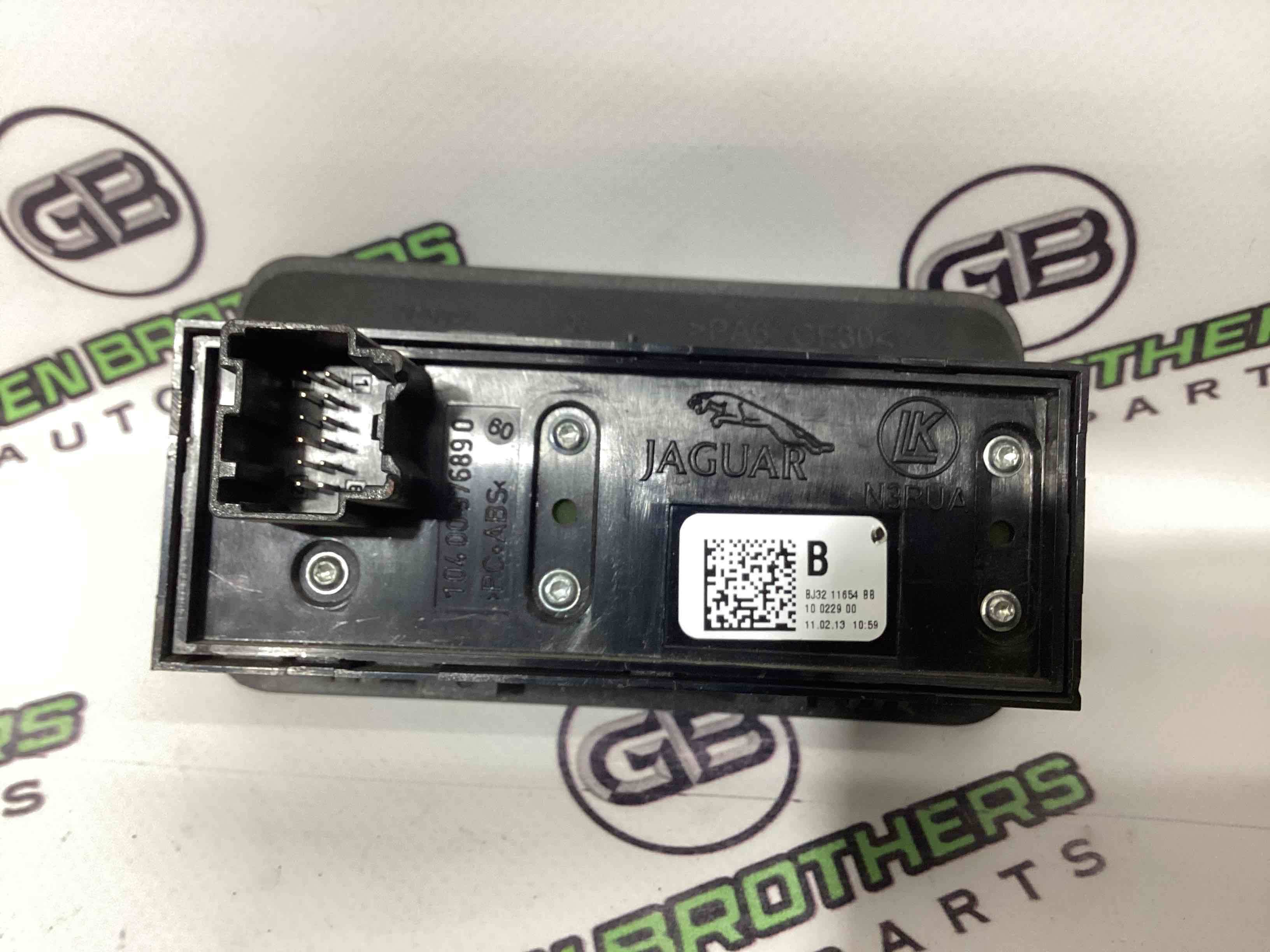 Кнопка открытия багажника