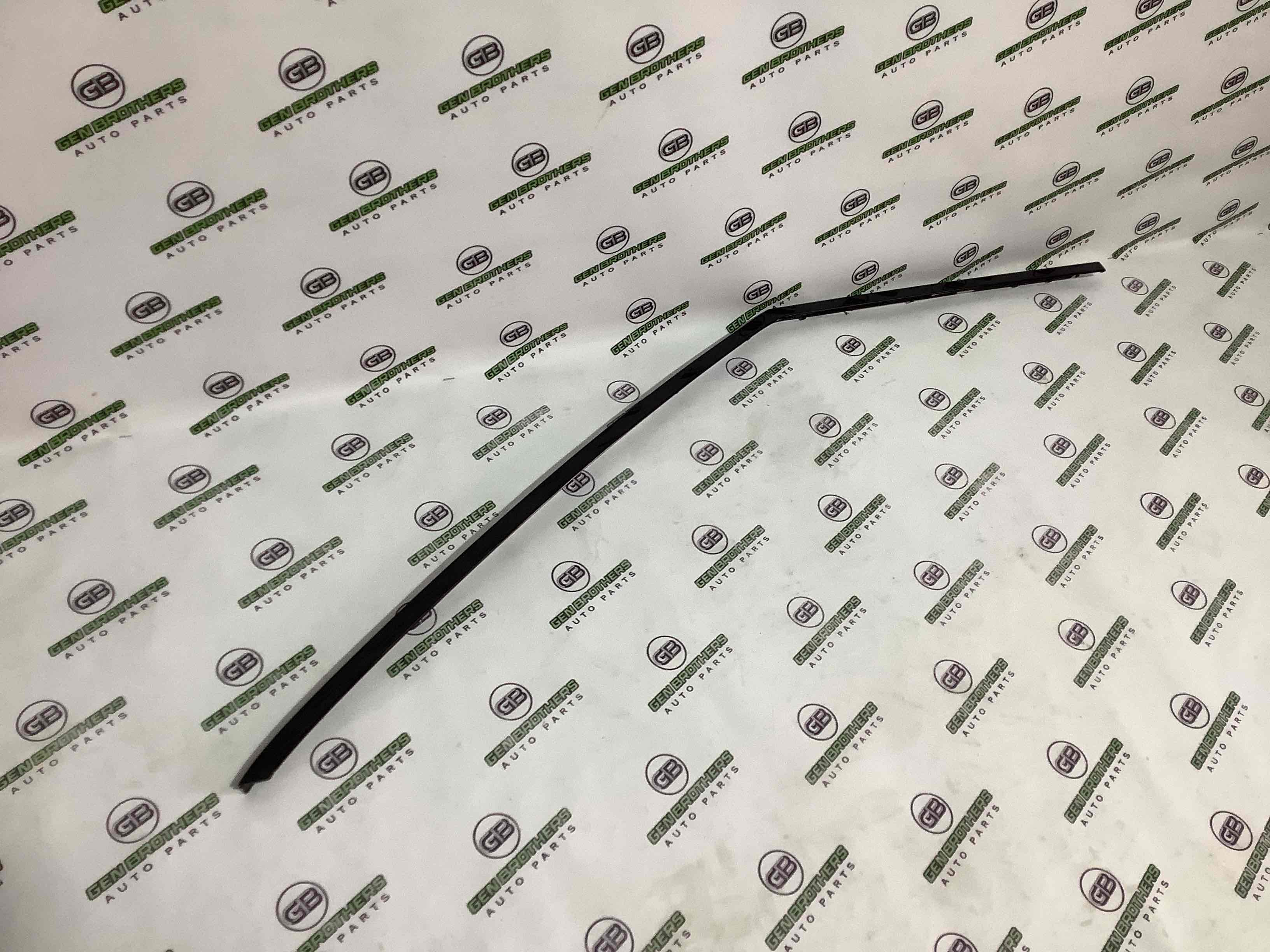 Молдинг двери передней левой