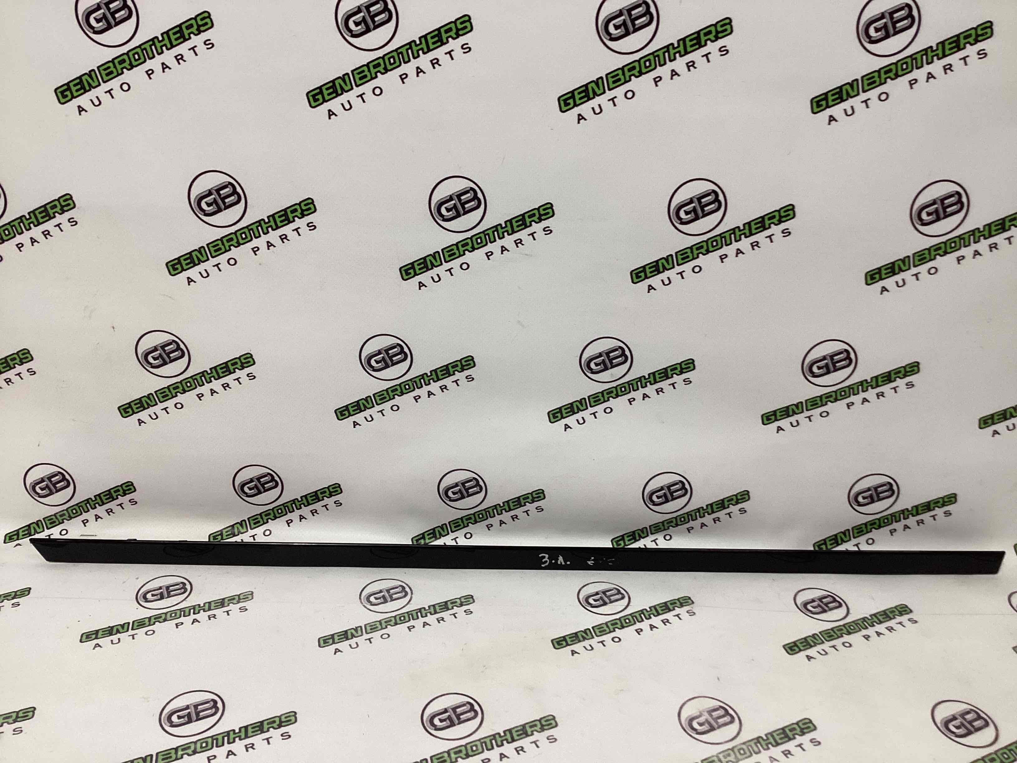 Молдинг двери задней левой