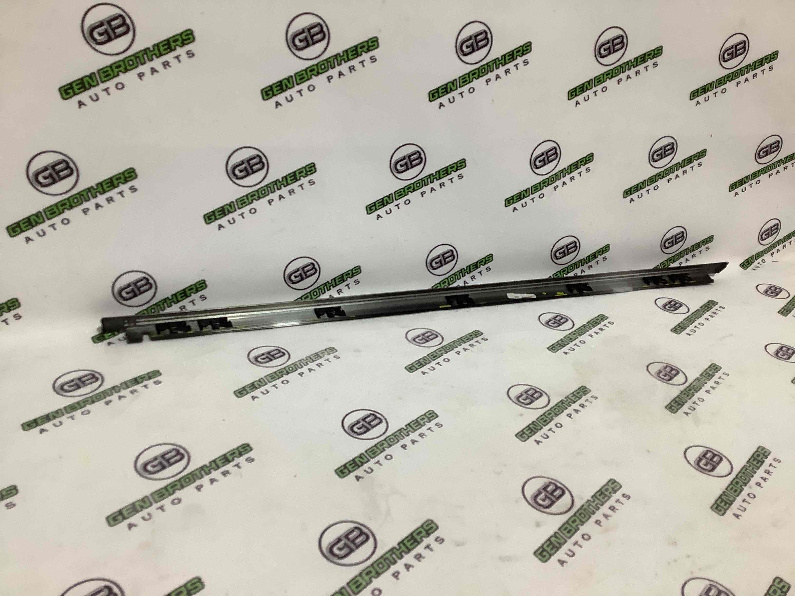 Молдинг двери задней левой