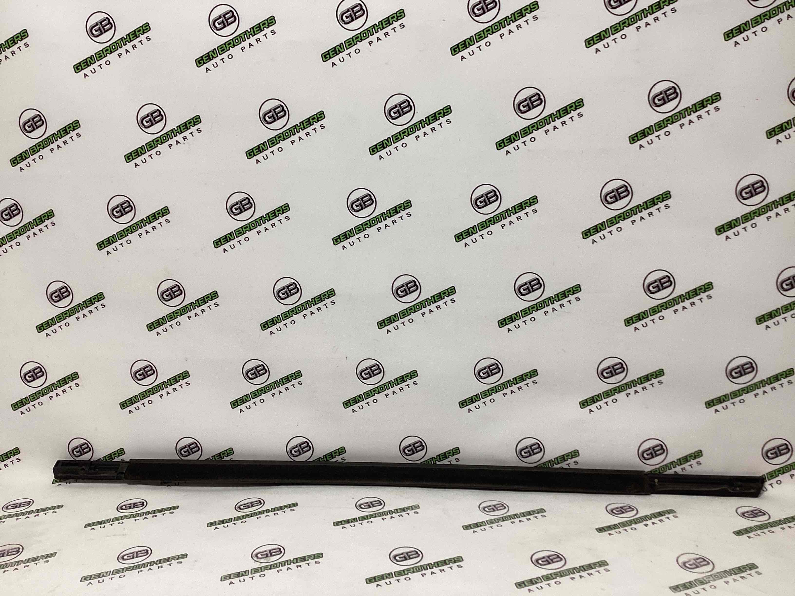 Молдинг двери задней левой