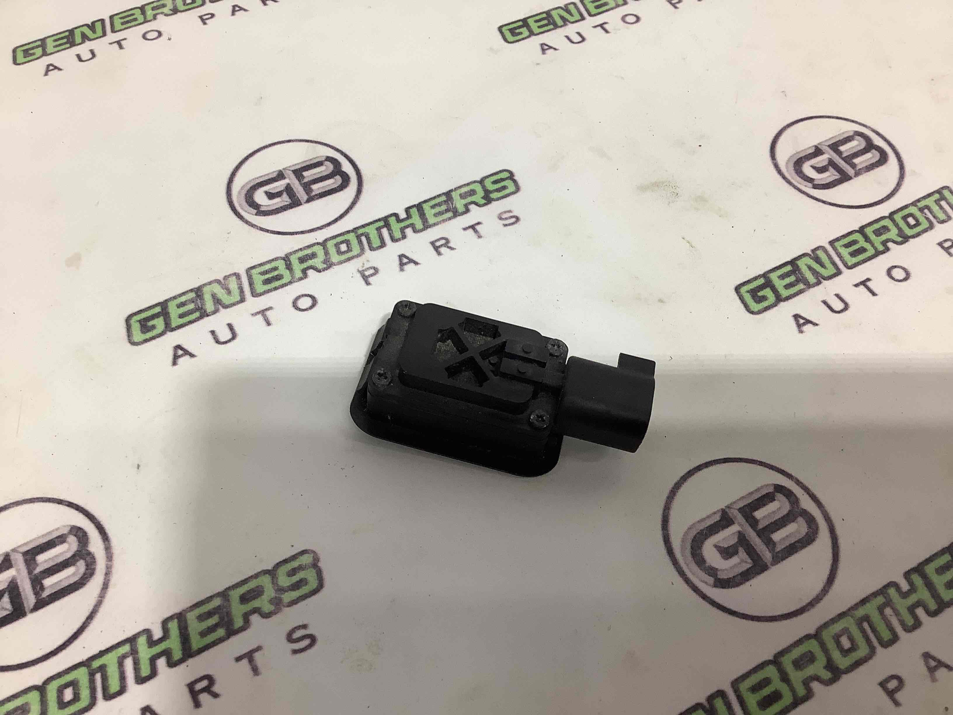 Кнопка открытия багажника