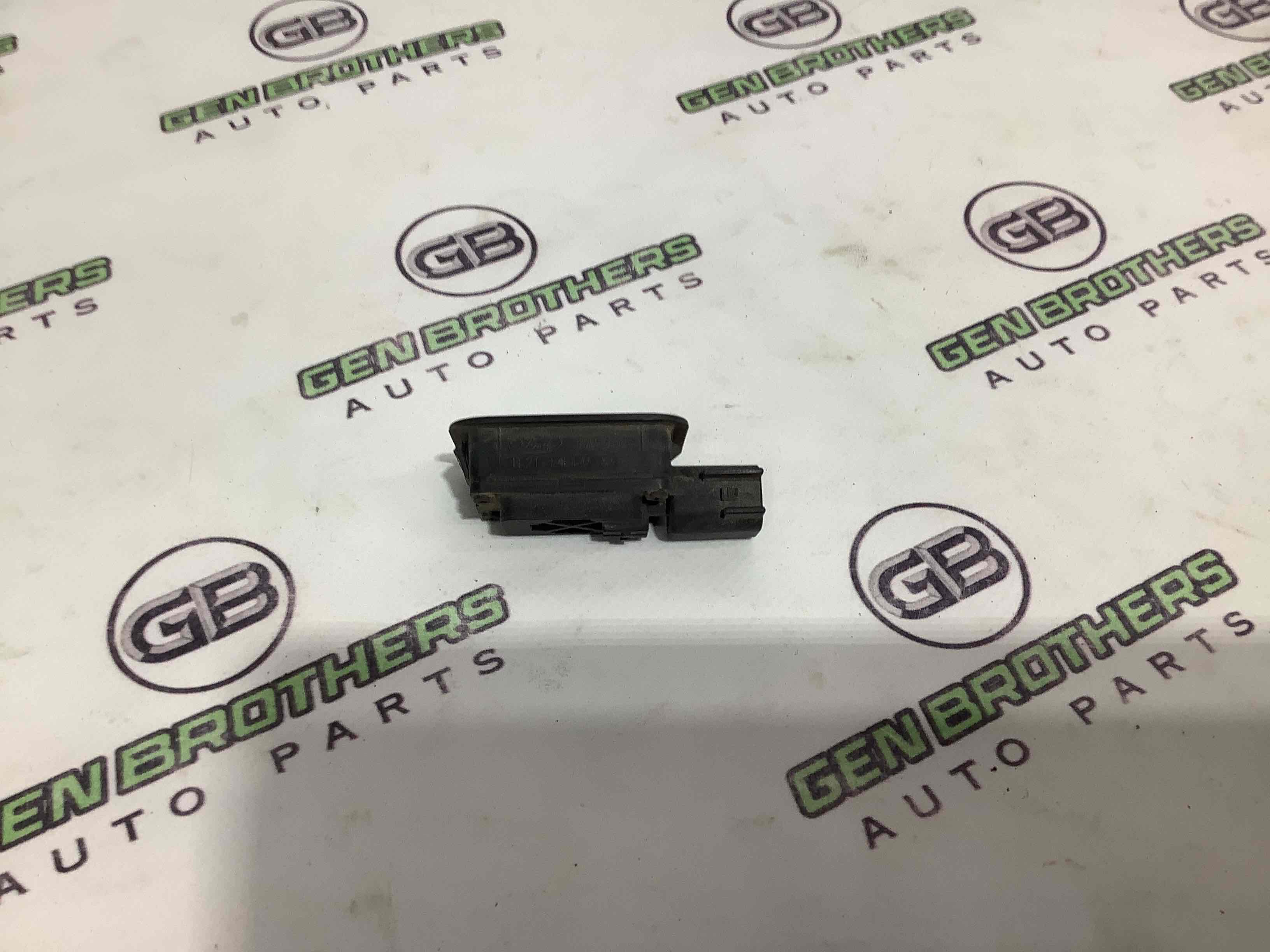 Кнопка открытия багажника