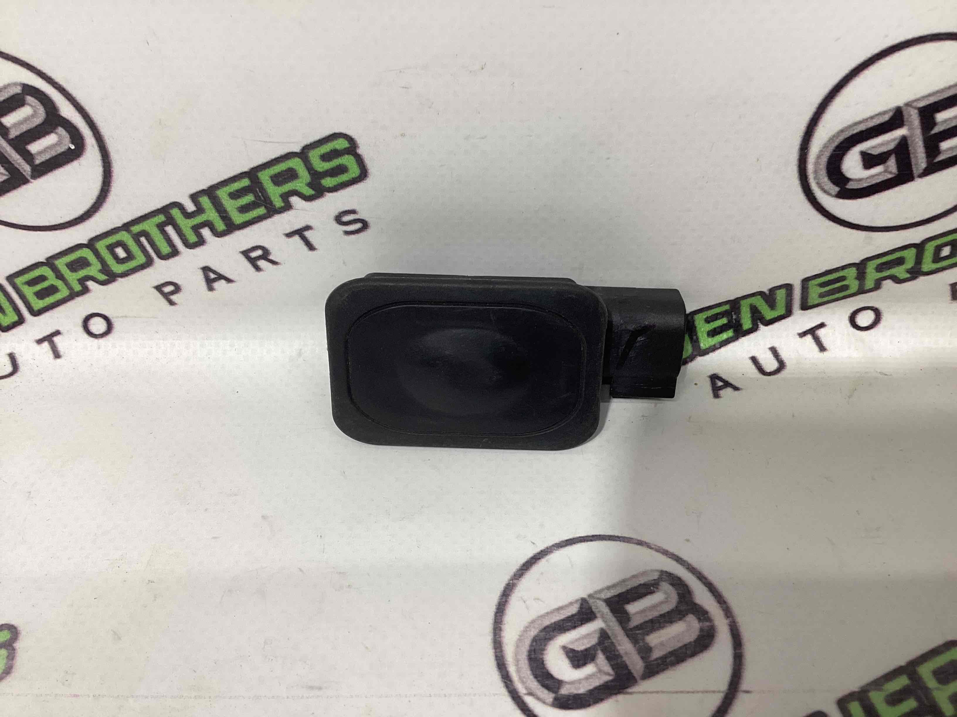 Кнопка открытия багажника