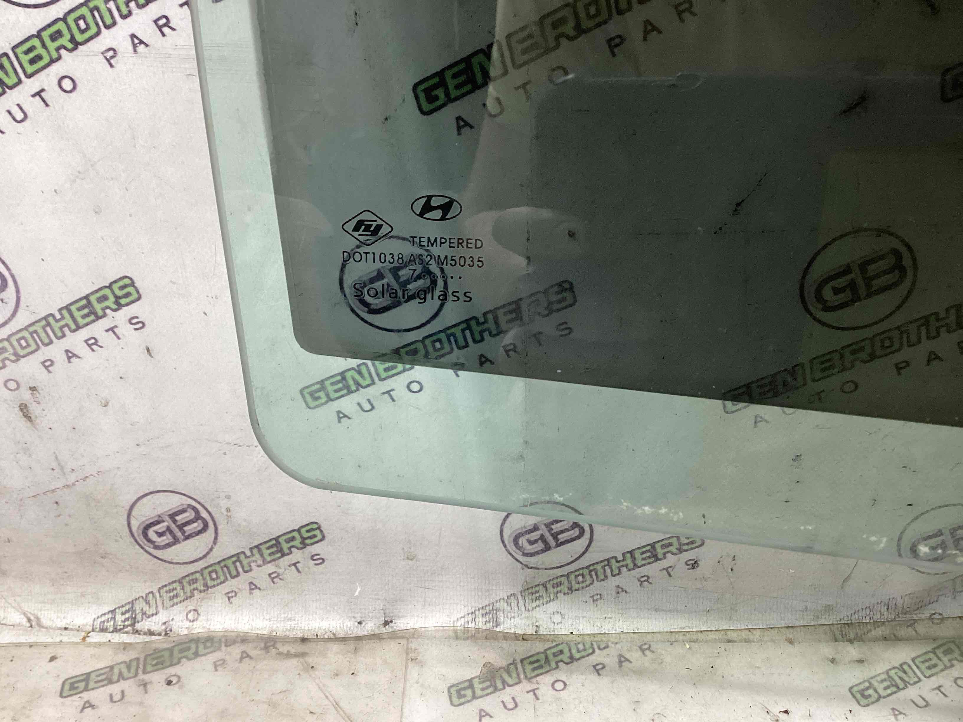 Скло заднє праве