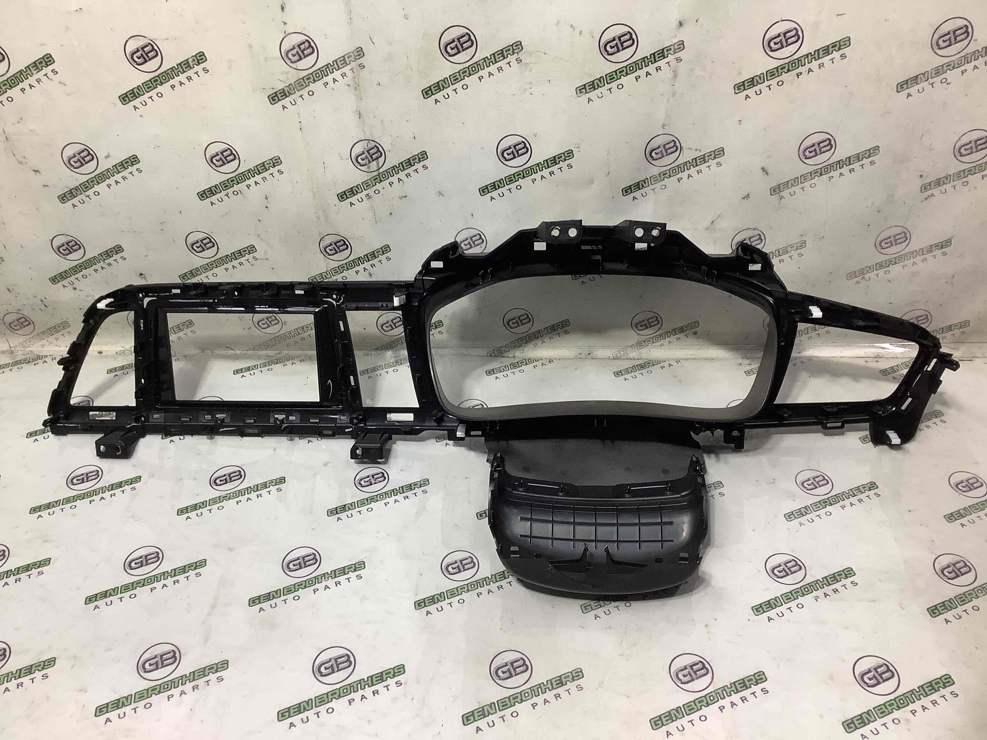 Обшивка панелі приладів торпедо