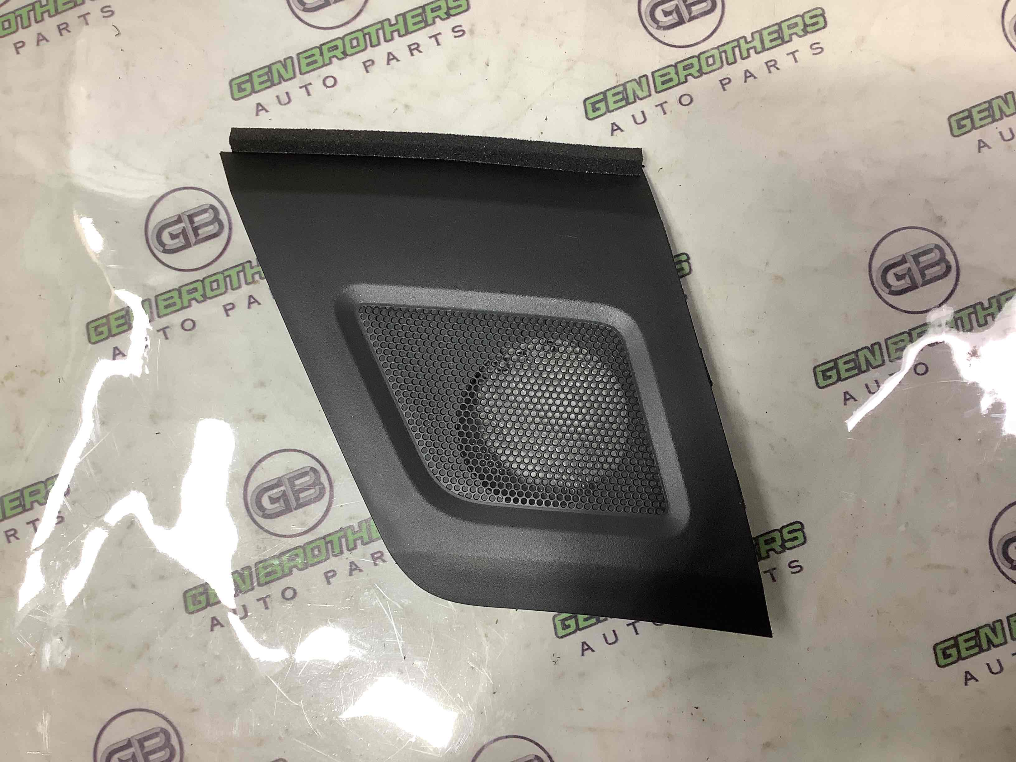 Обшивка панелі приладів торпедо