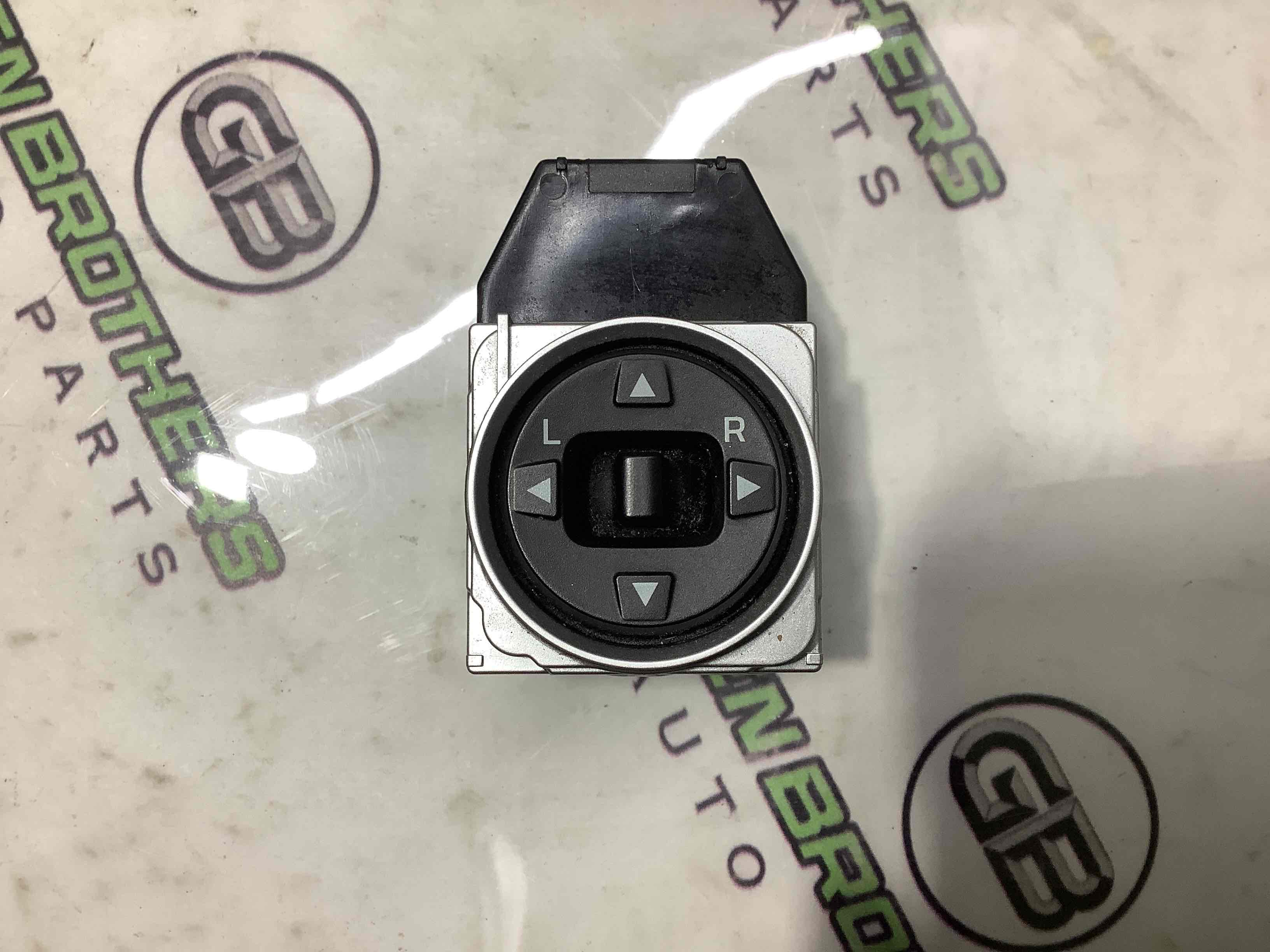 Кнопка регулювання дзеркал