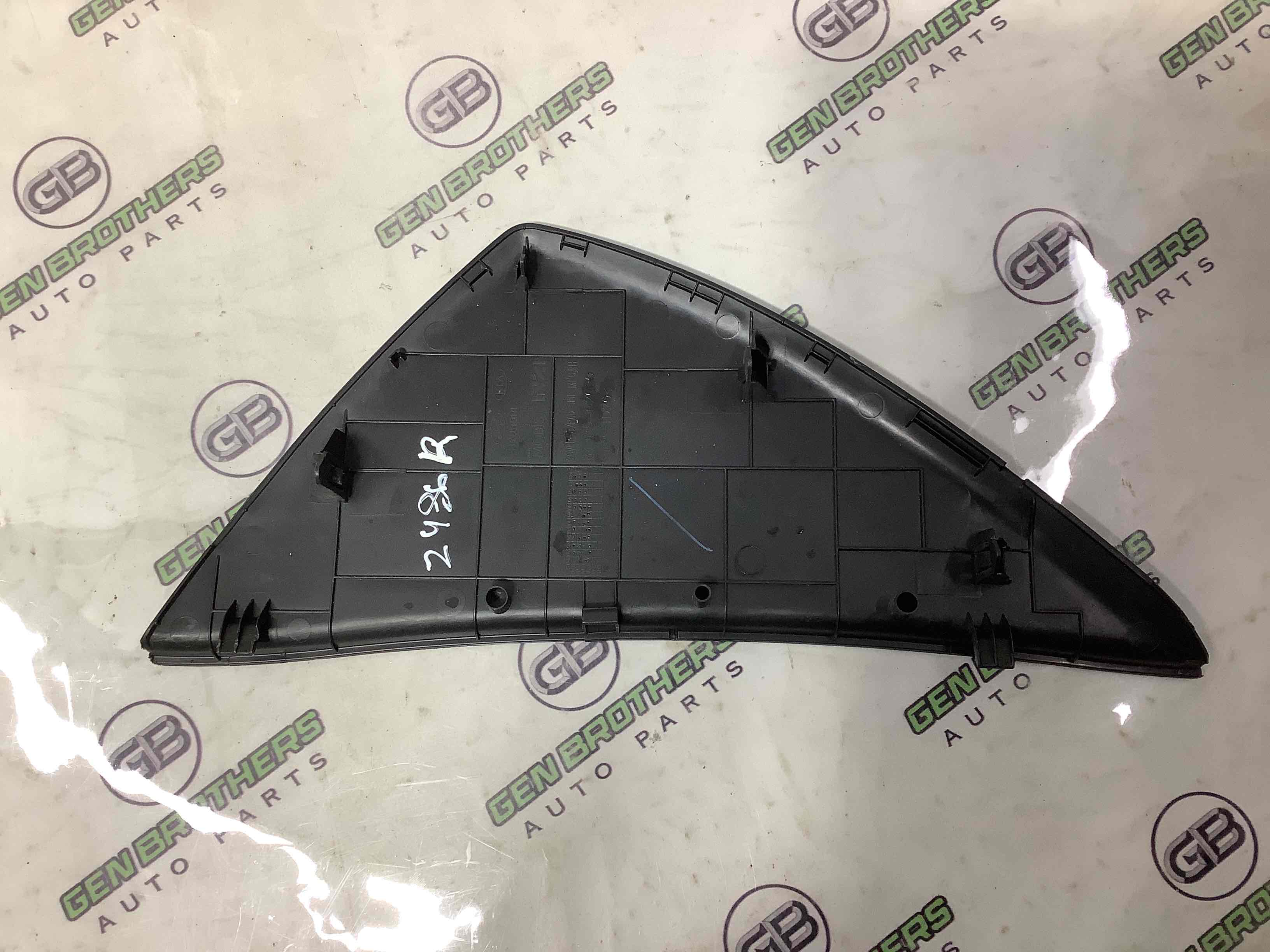 Обшивка панелі приладів торпедо