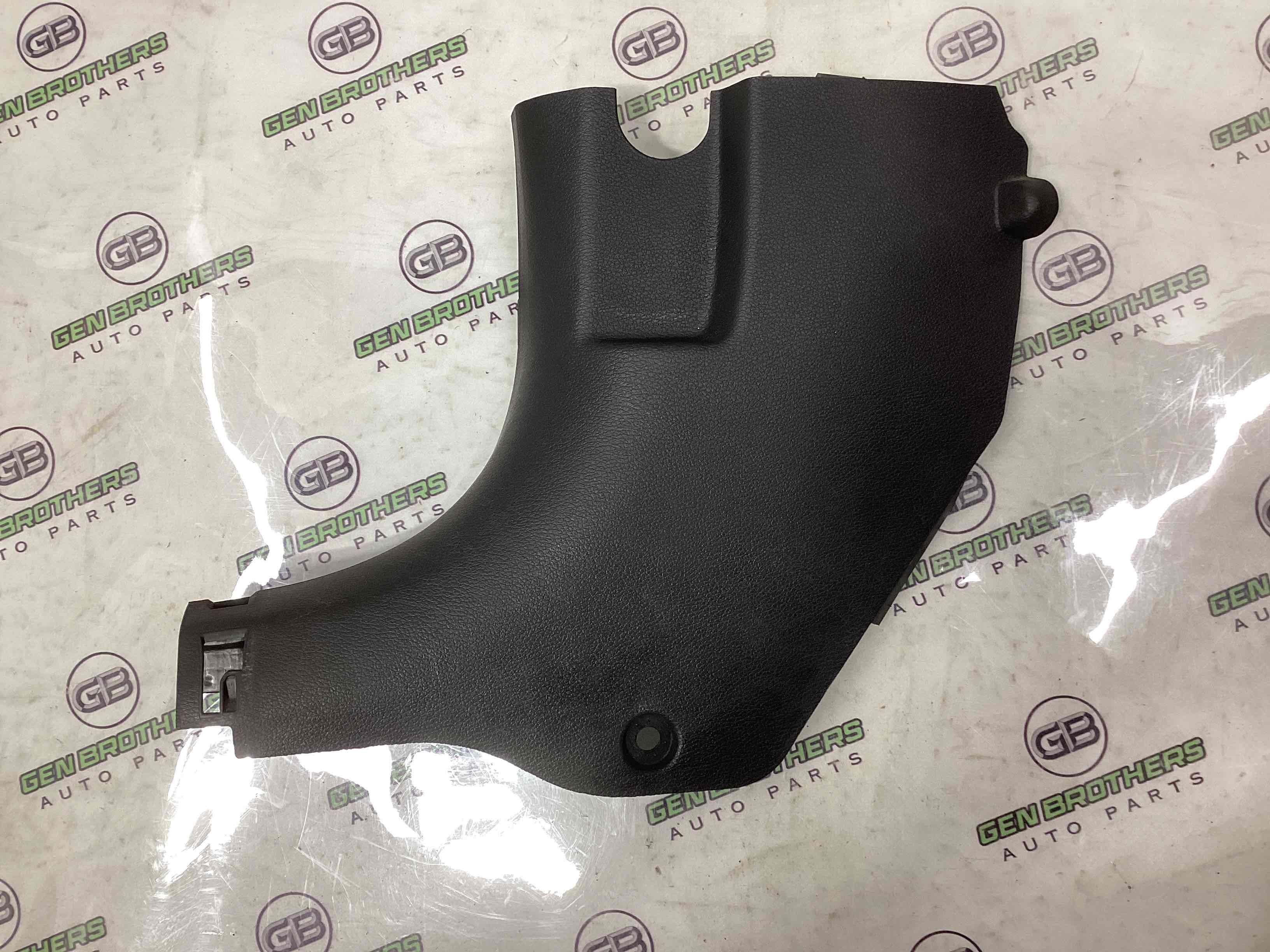 Обшивка передньої стійки ліва