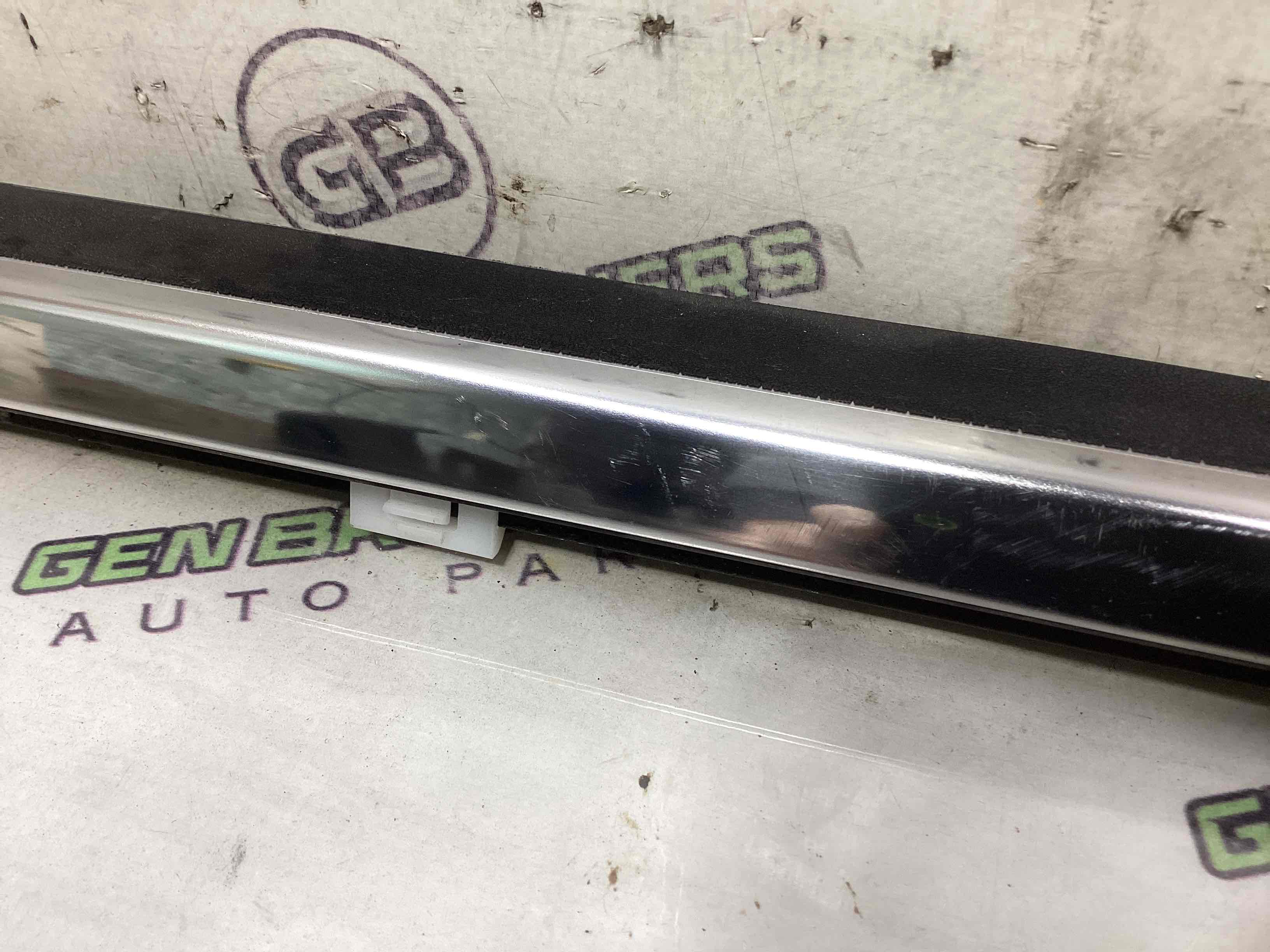 Молдинг двері передньої правої