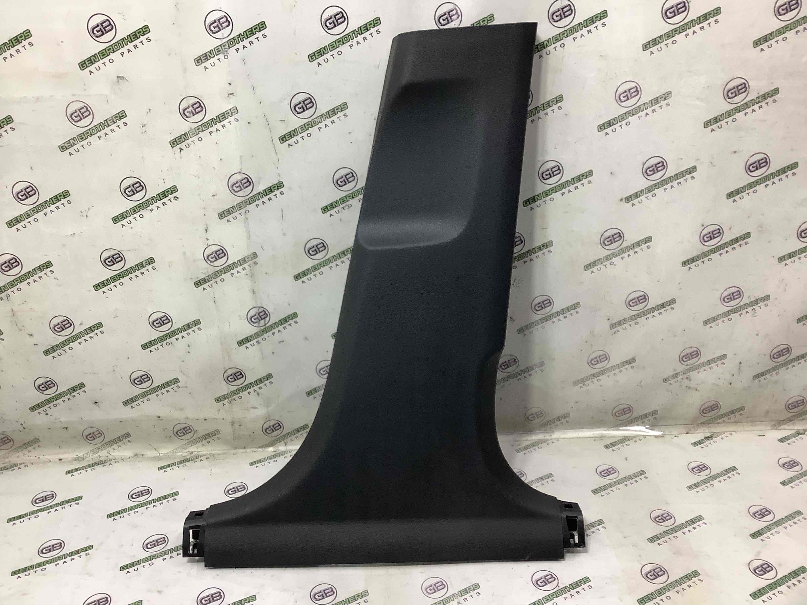 Обшивка центральної стійки права