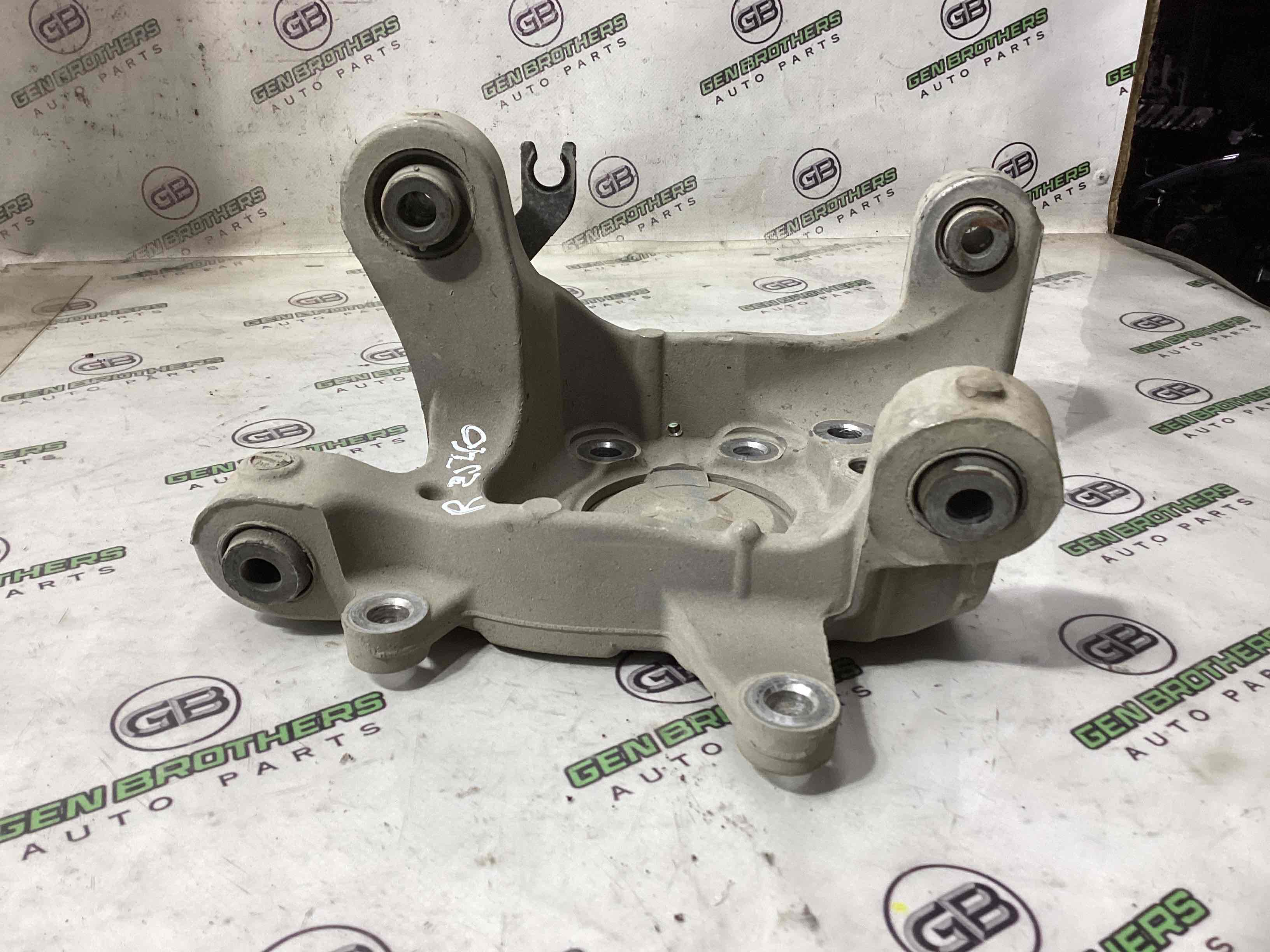 Кулак задній правий