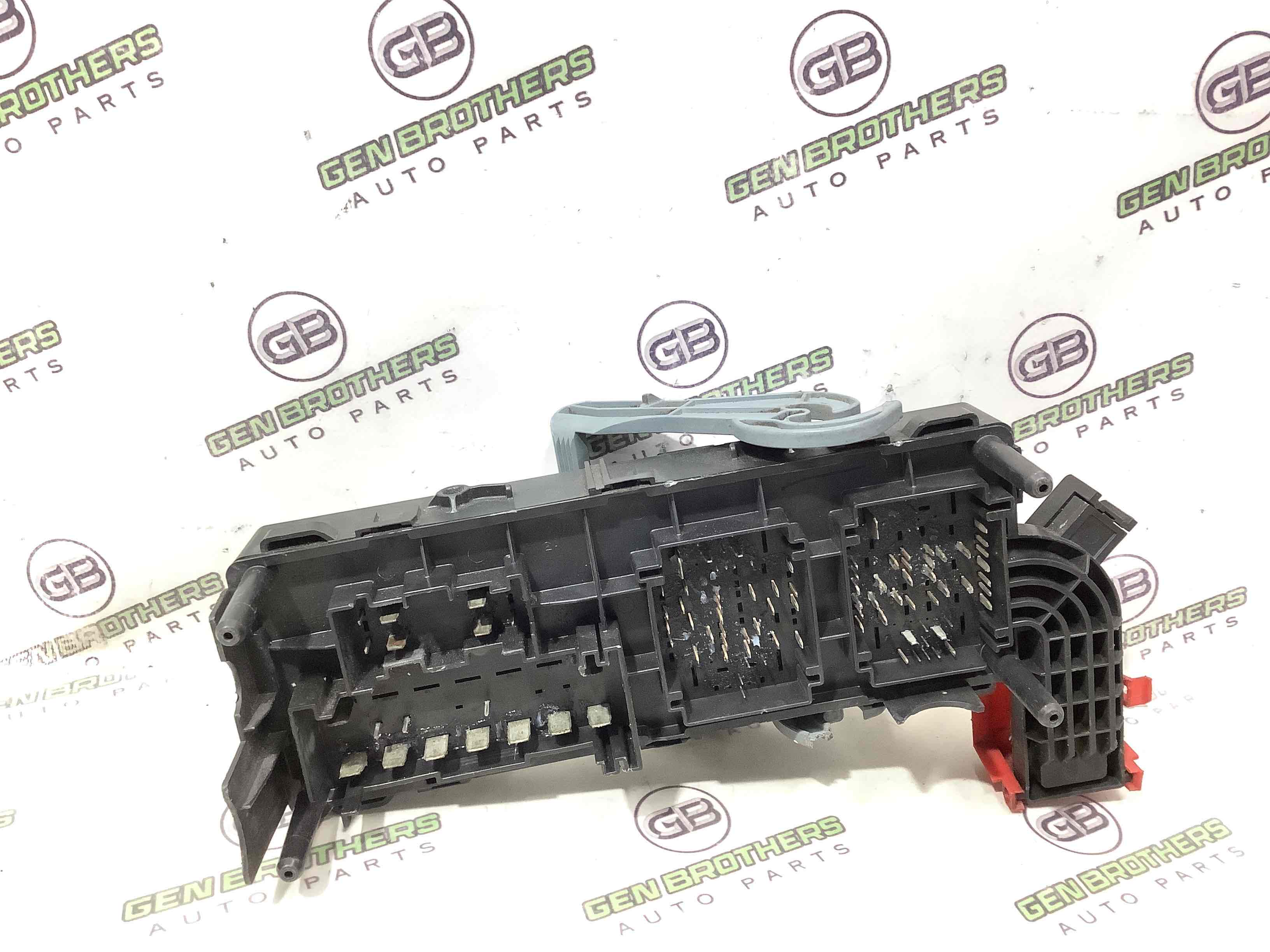 Блок предохранителей (блок реле)