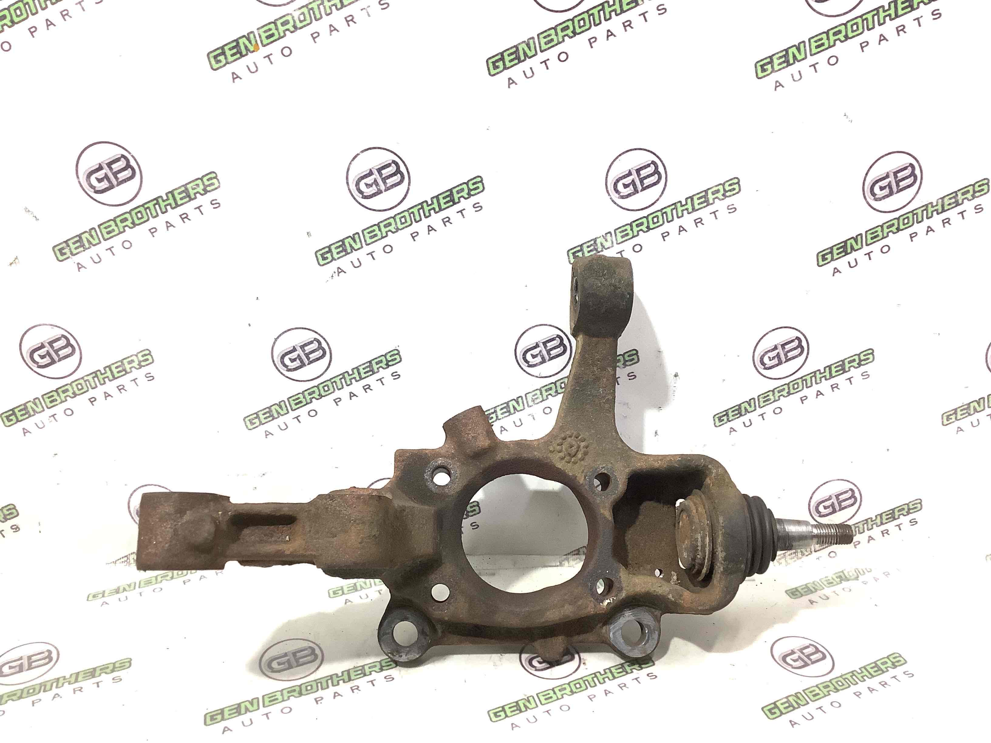 Кулак поворотный правый