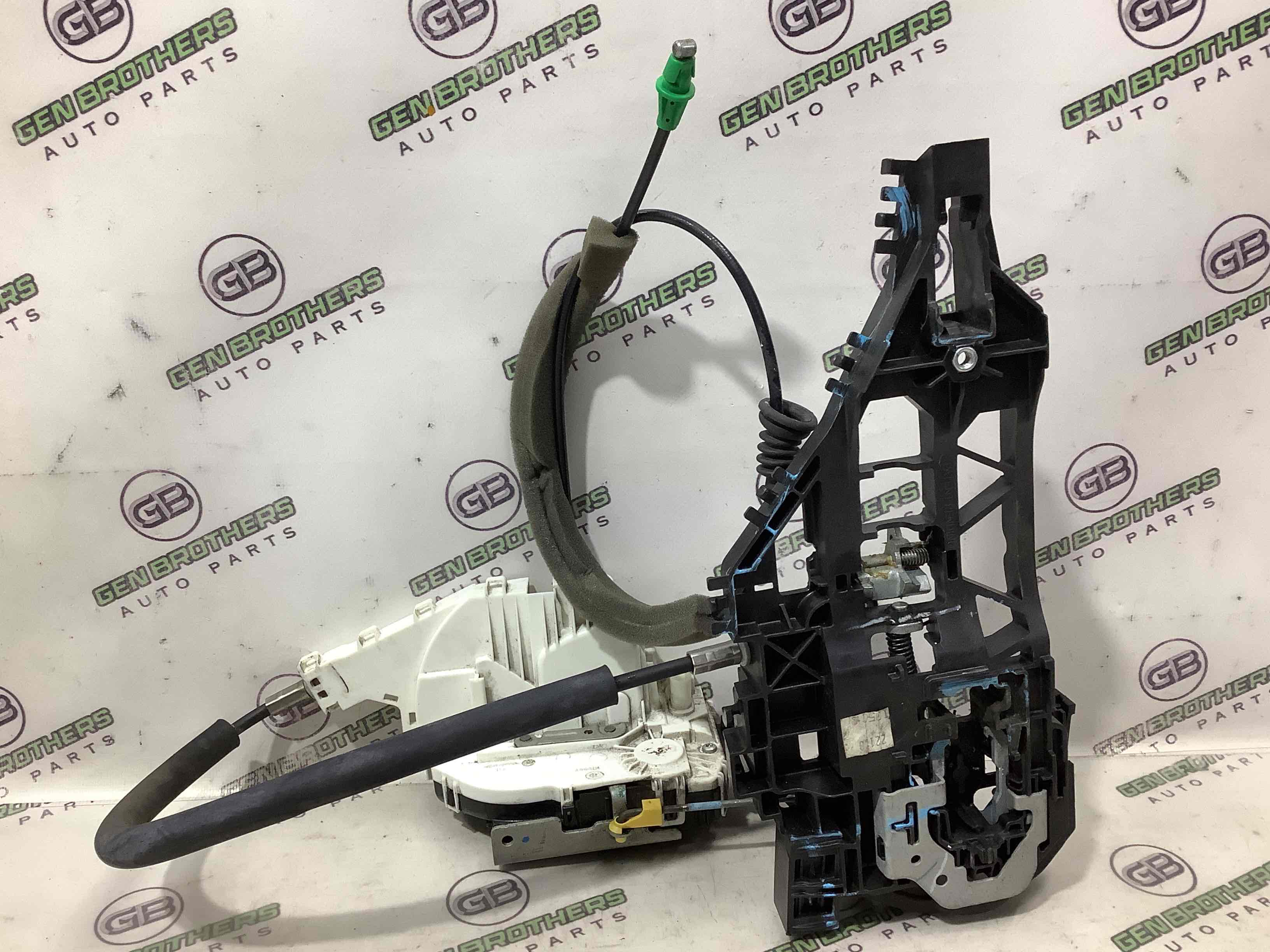 Замок двери передней левой