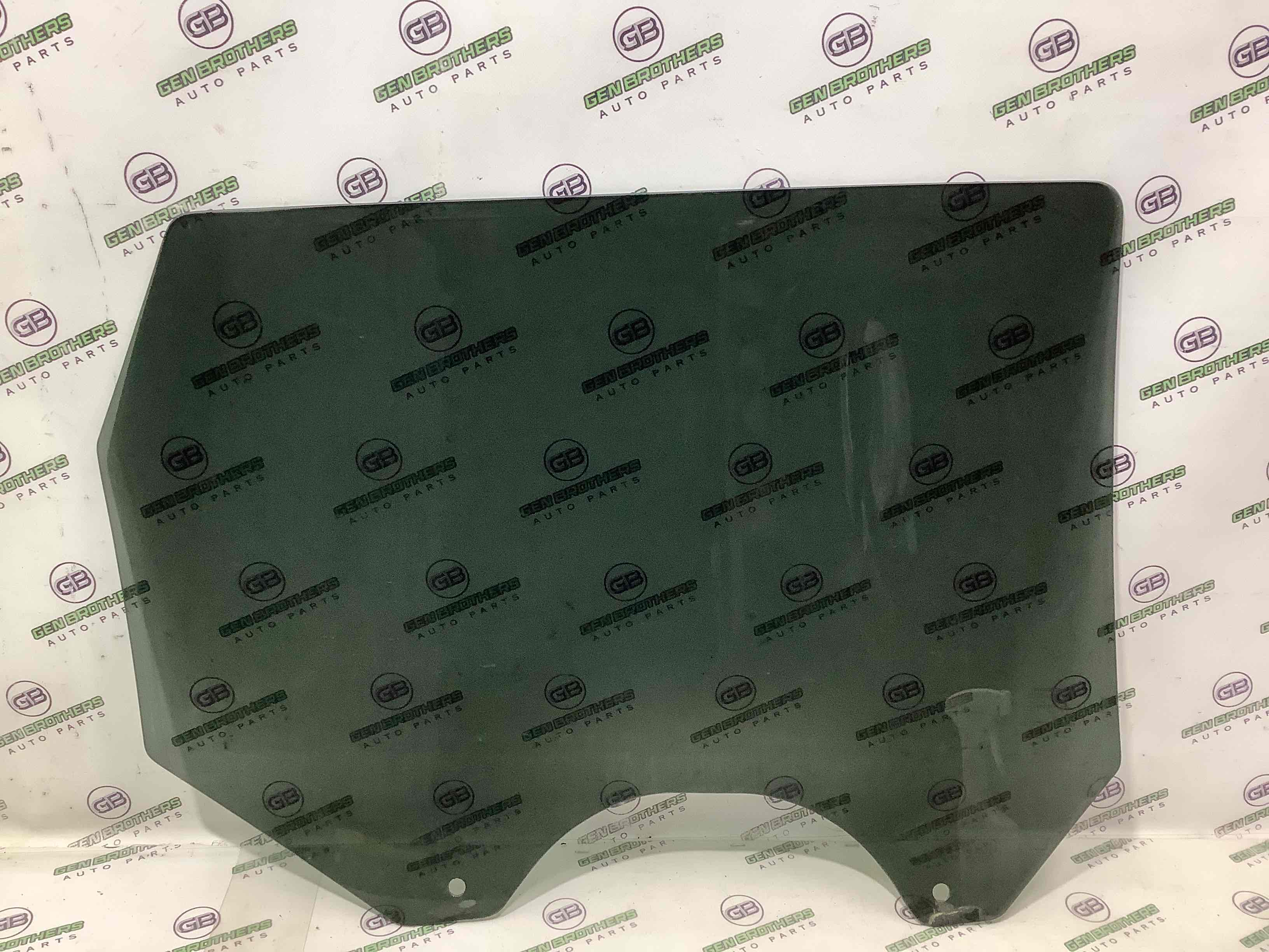 Стекло заднее левое