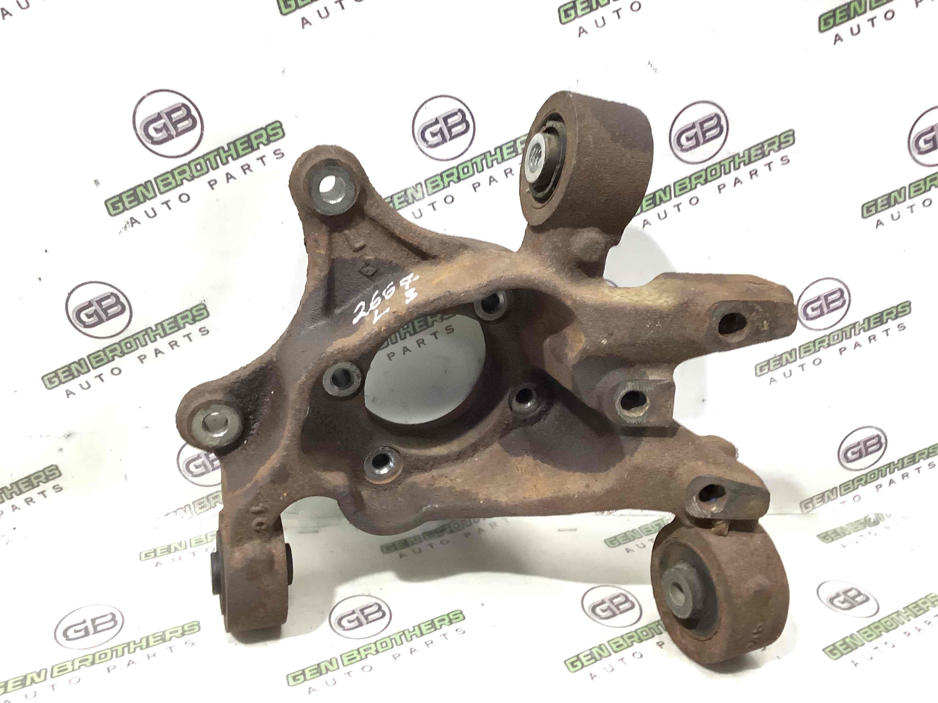 Кулак задний левый