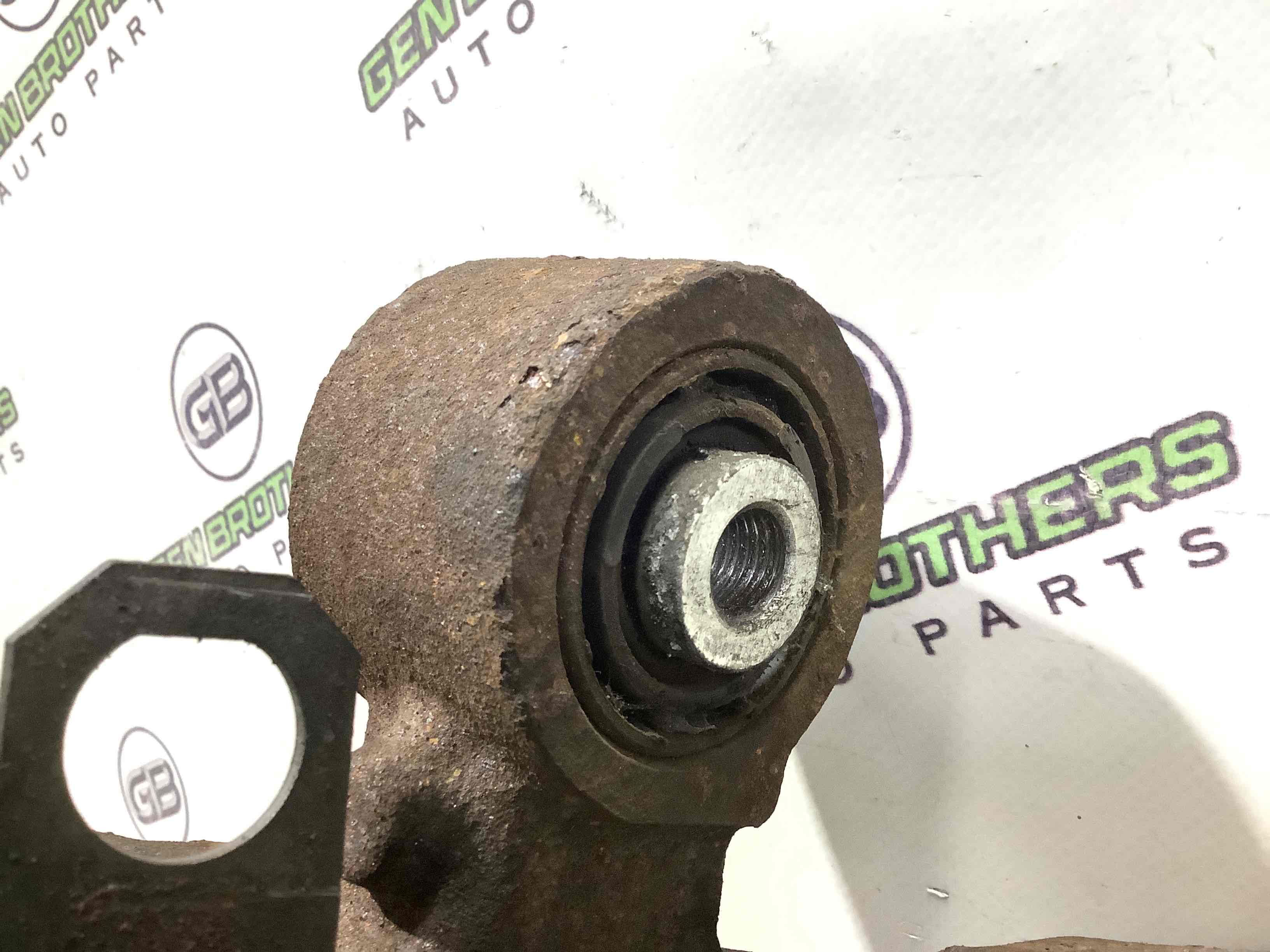 Кулак задний правый