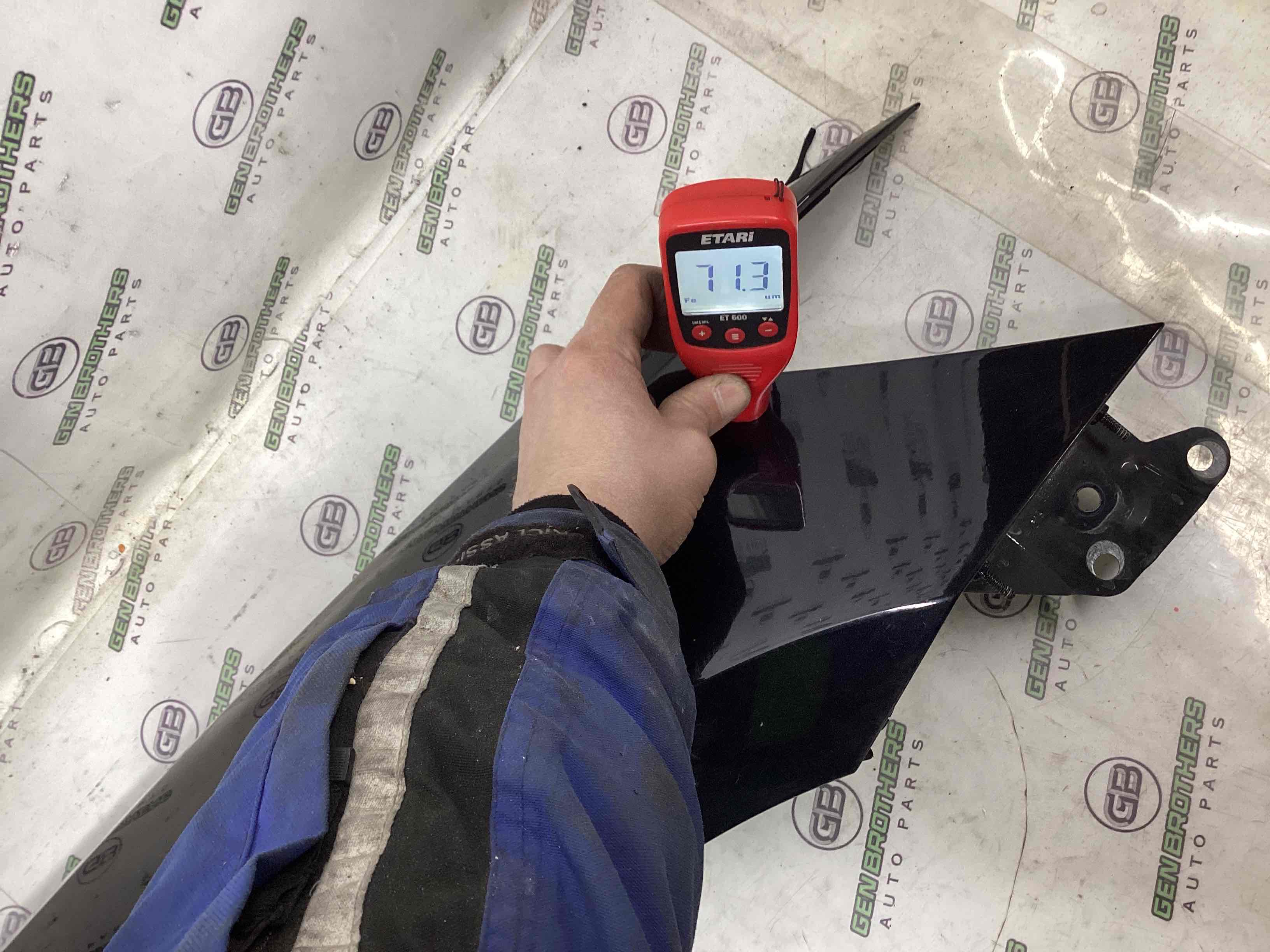 Крило переднє праве