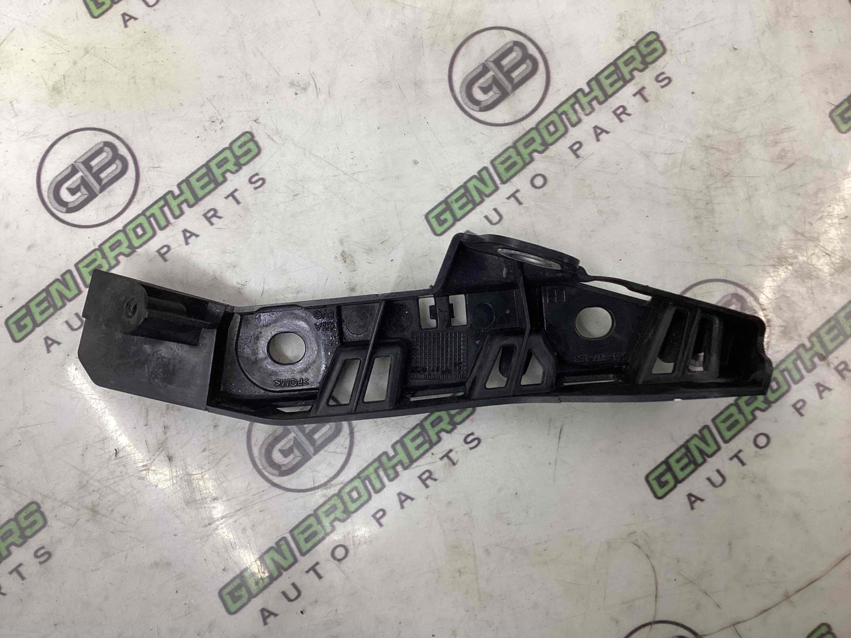 Кріплення переднього бампера ліве