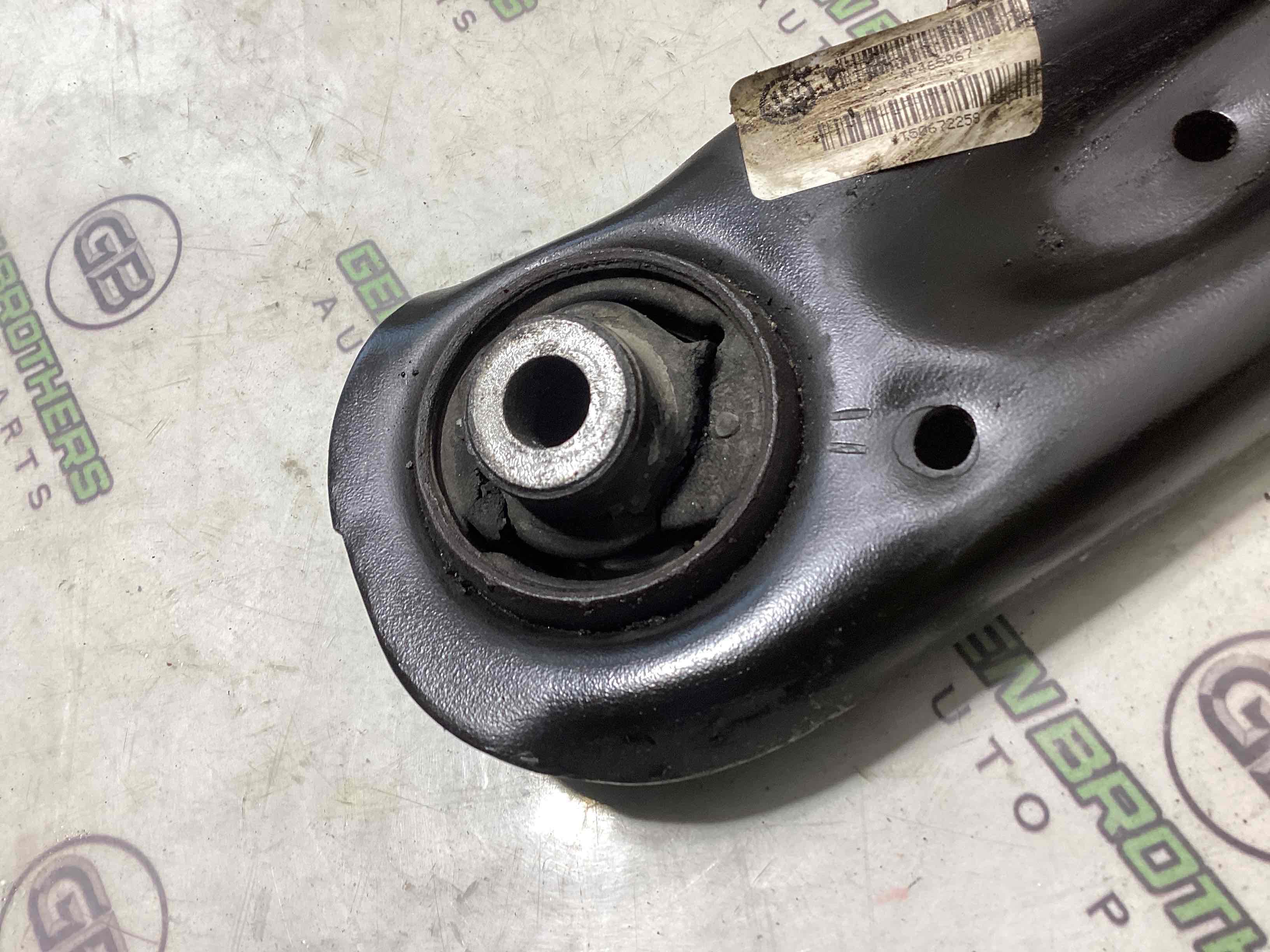 Важіль передній лівий