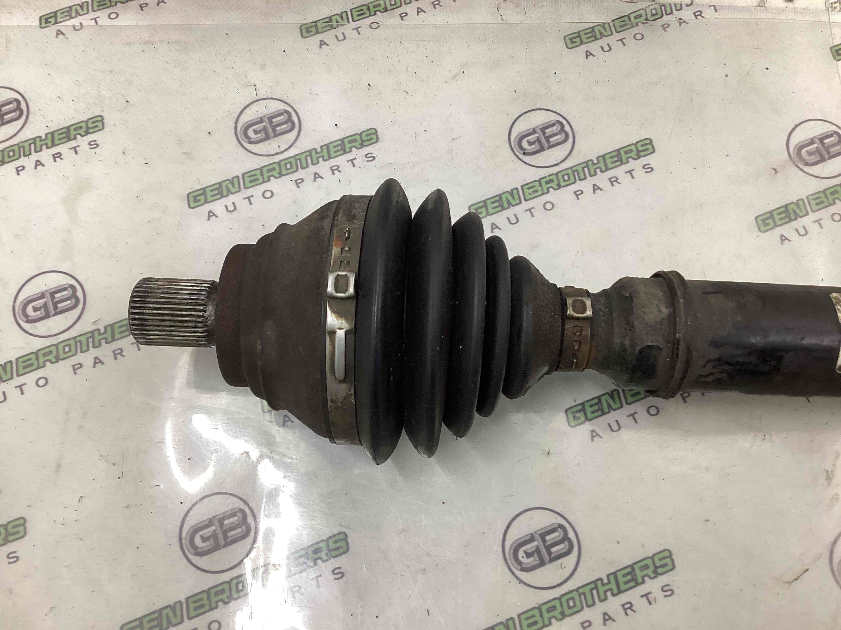 Піввісь передня права (привідний вал, ШРУС)