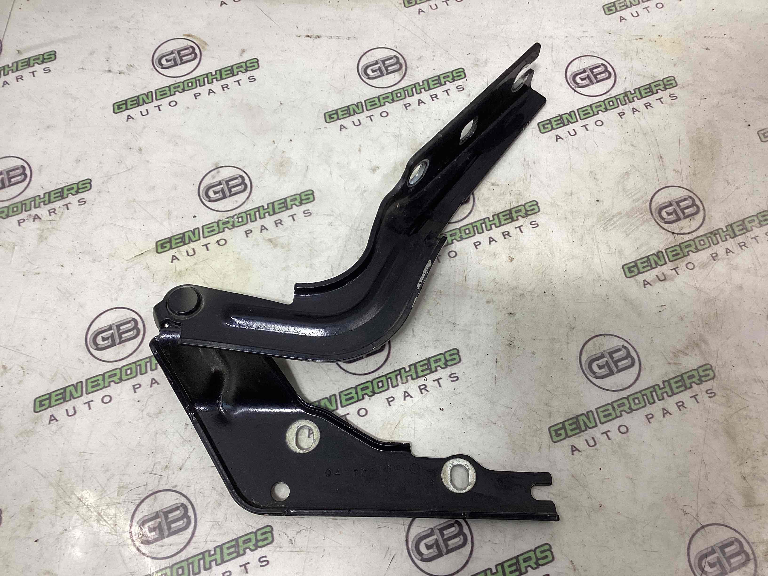 Петля капота, кронштейн капота