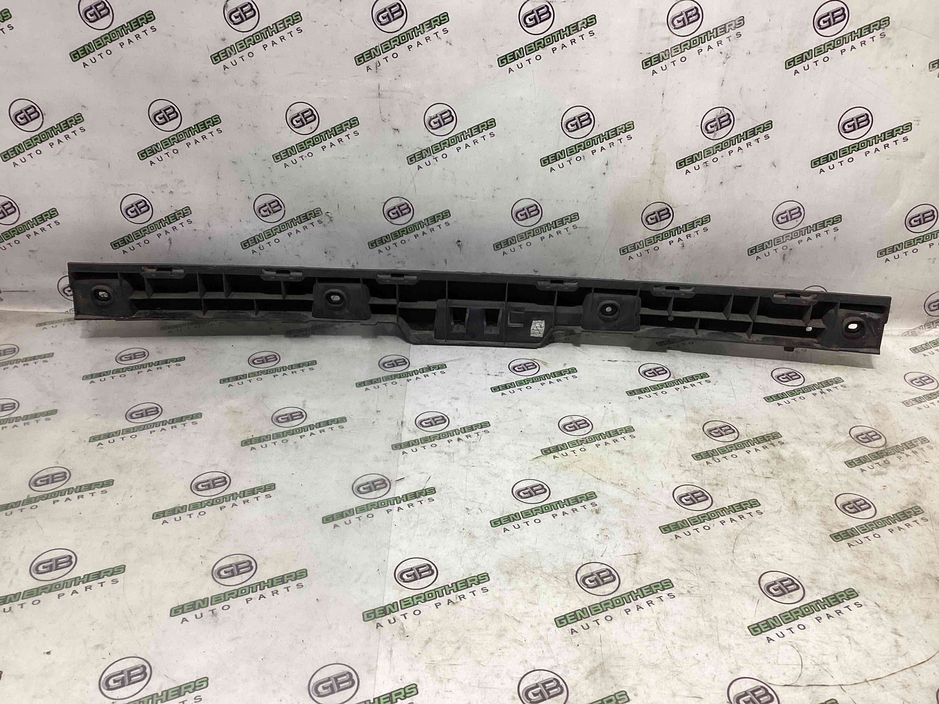 Кріплення заднього бампера центральне