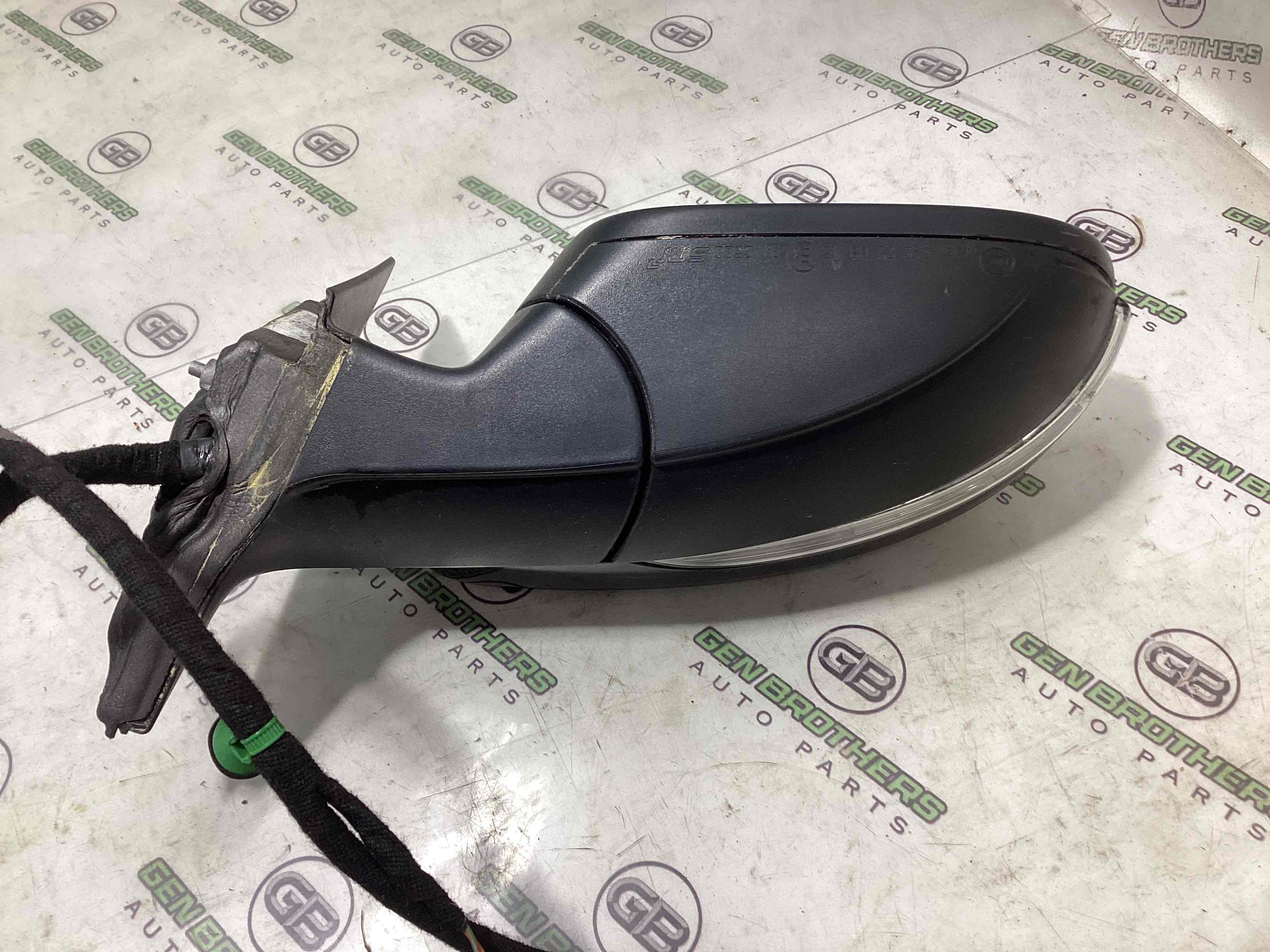 Дзеркало зовнішнє праве