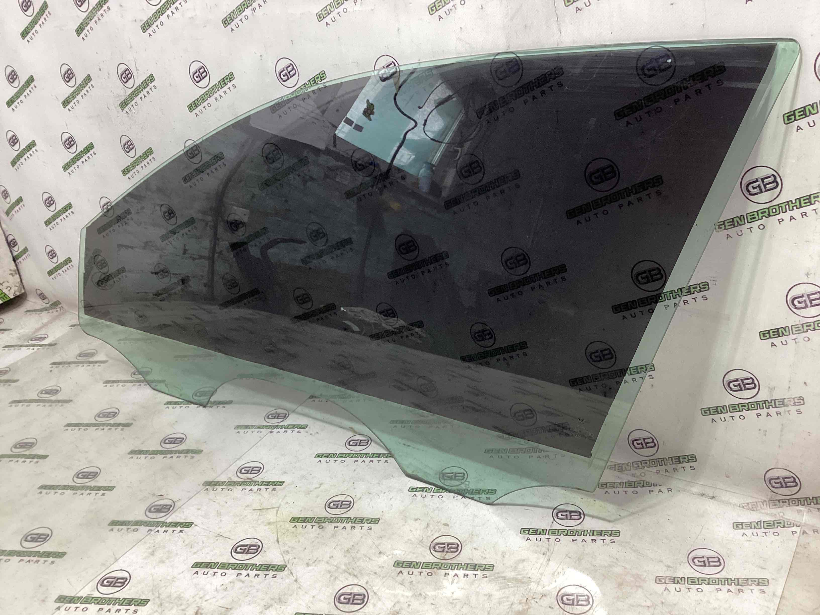 Скло переднє ліве