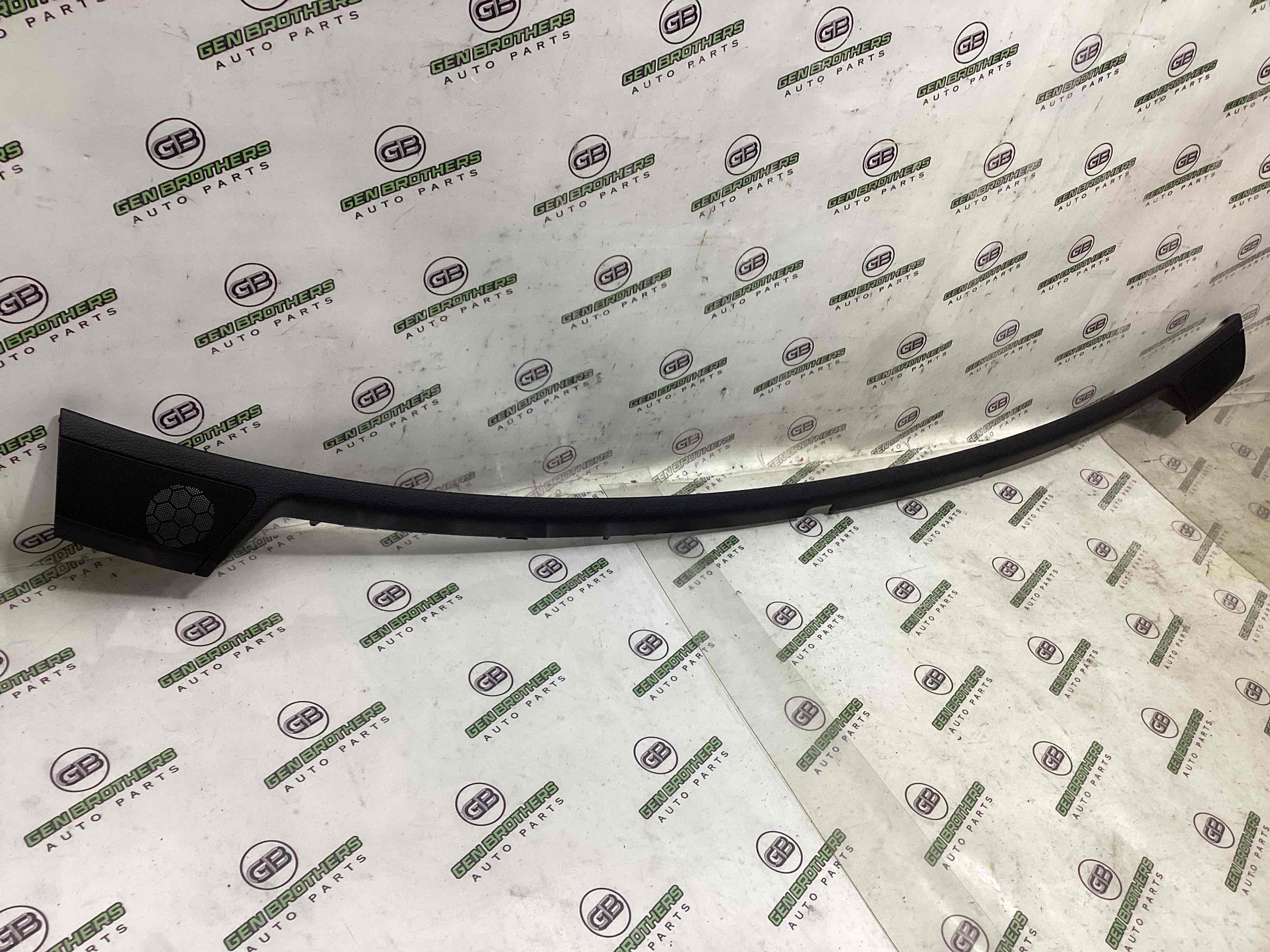 Обшивка панелі приладів торпедо