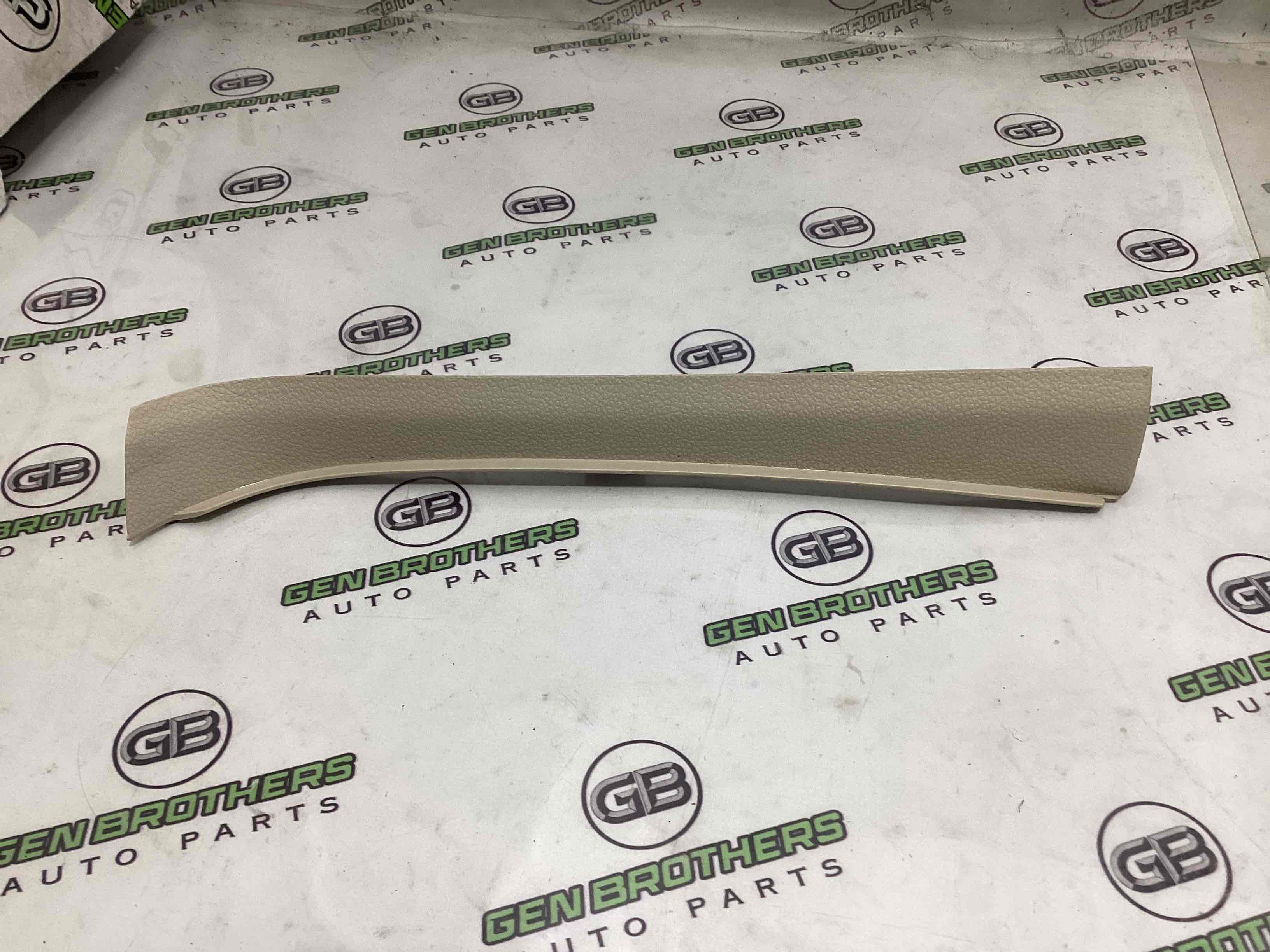 Обшивка передньої стійки права