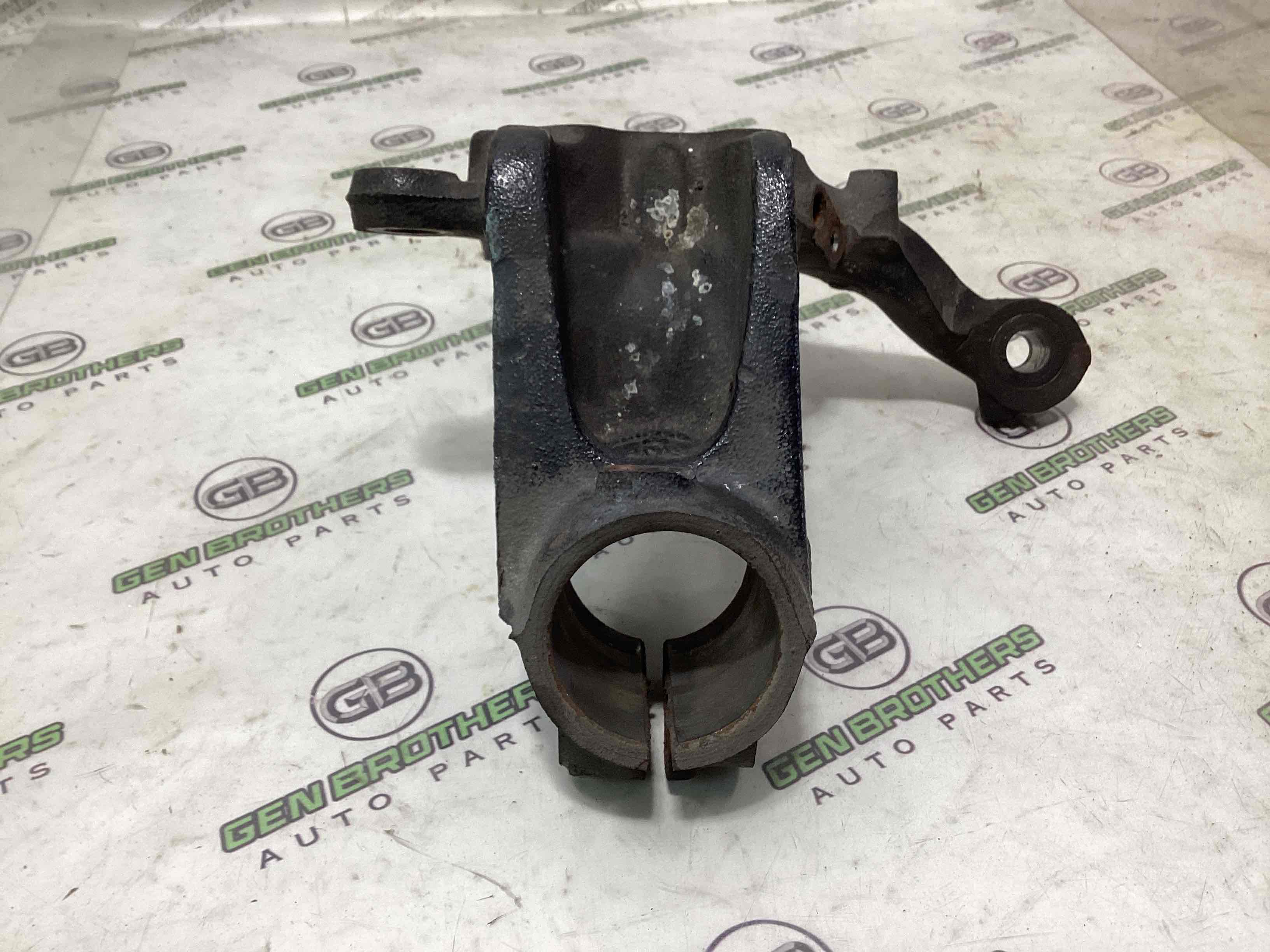 Кулак поворотний правий