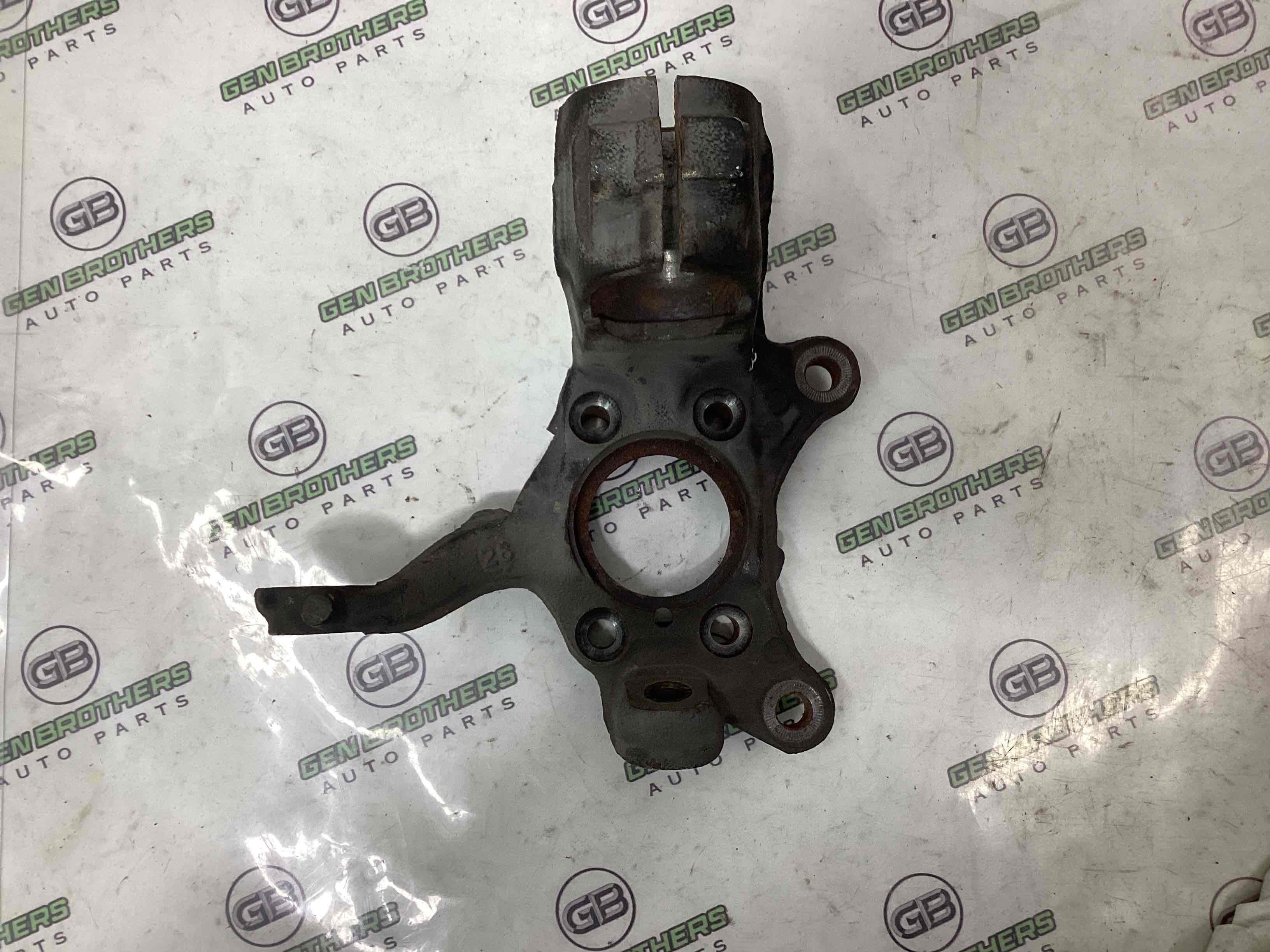 Кулак поворотний лівий