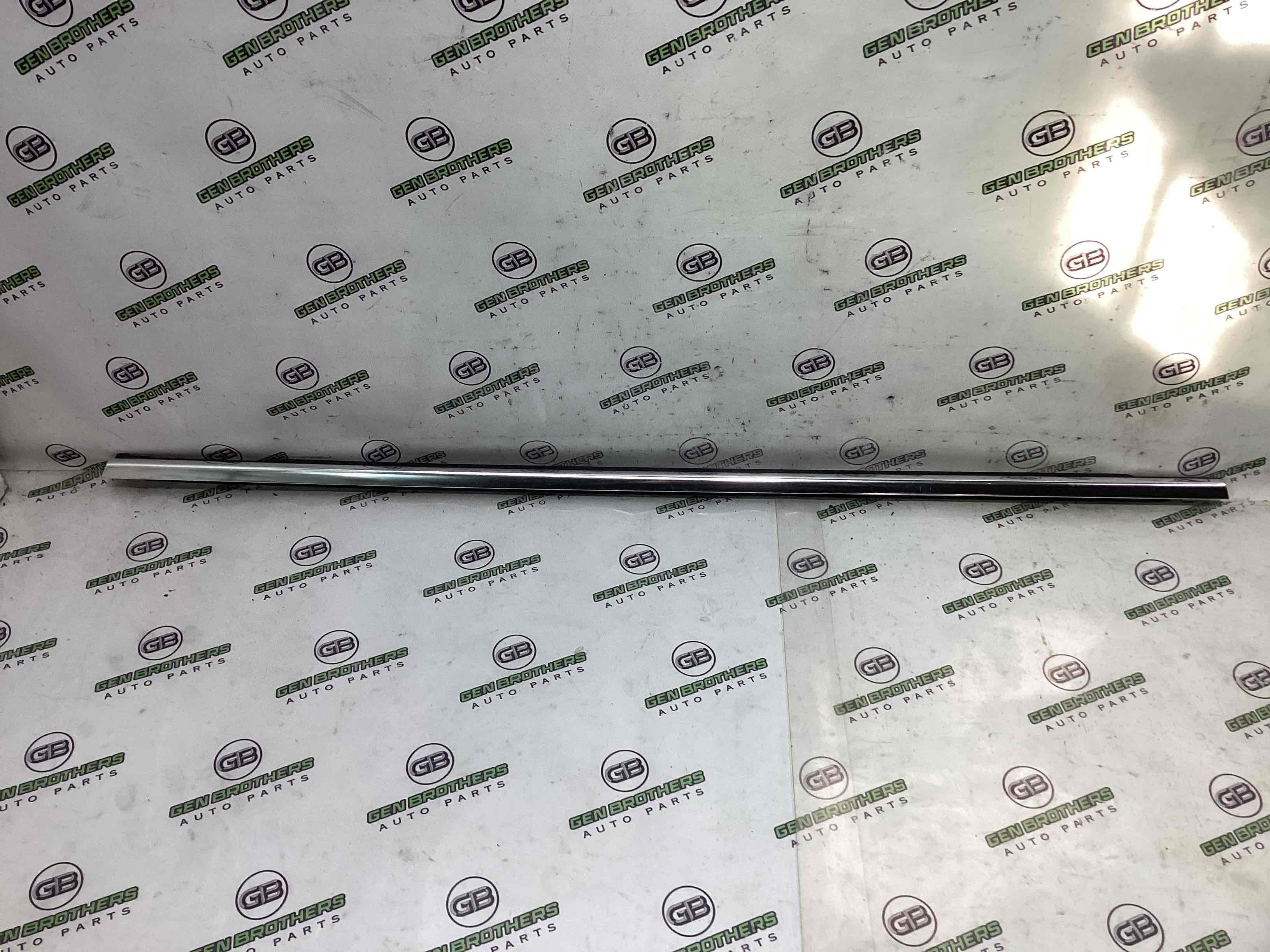 Молдинг двері задньої правої