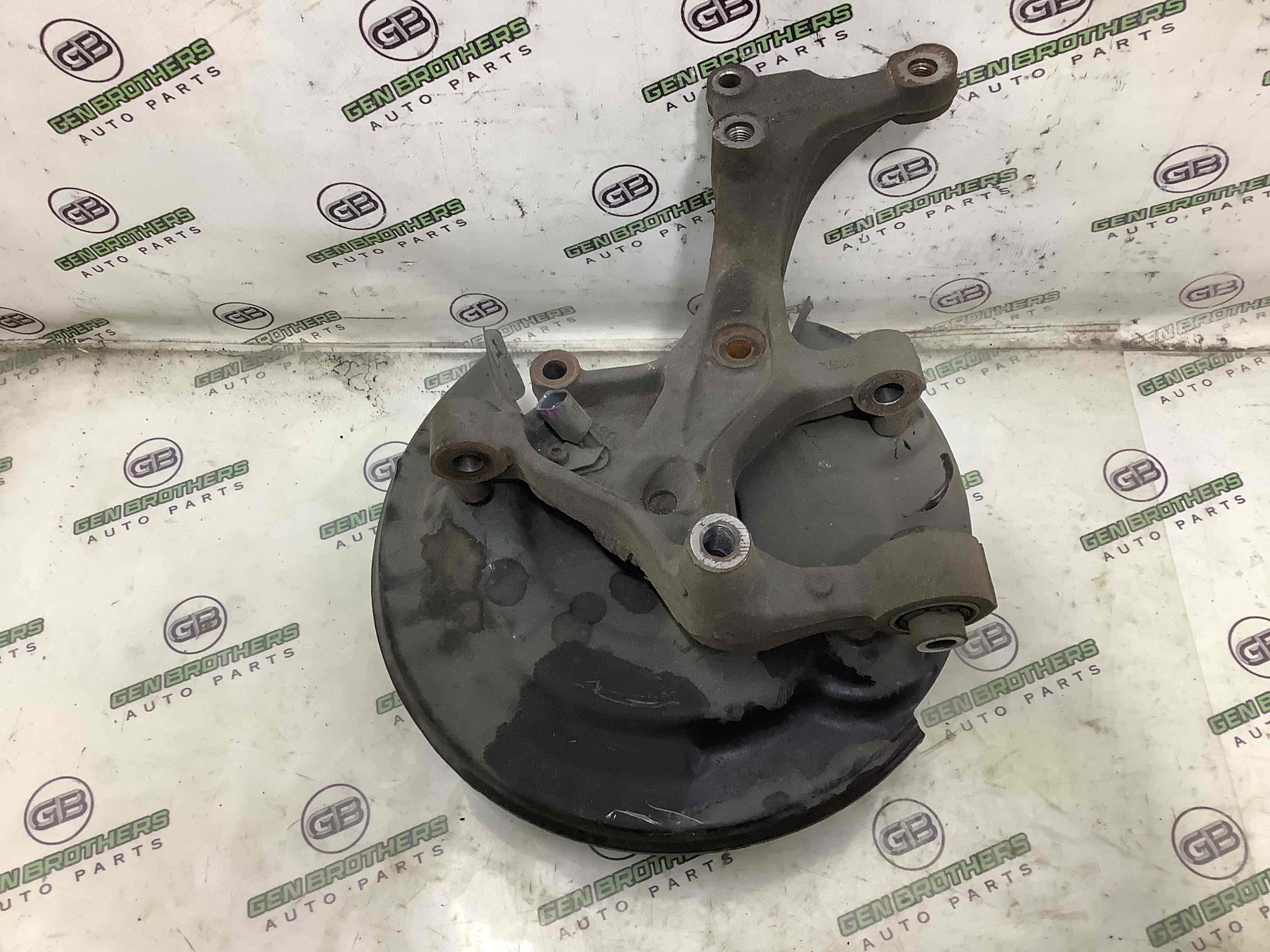 Кулак задній лівий