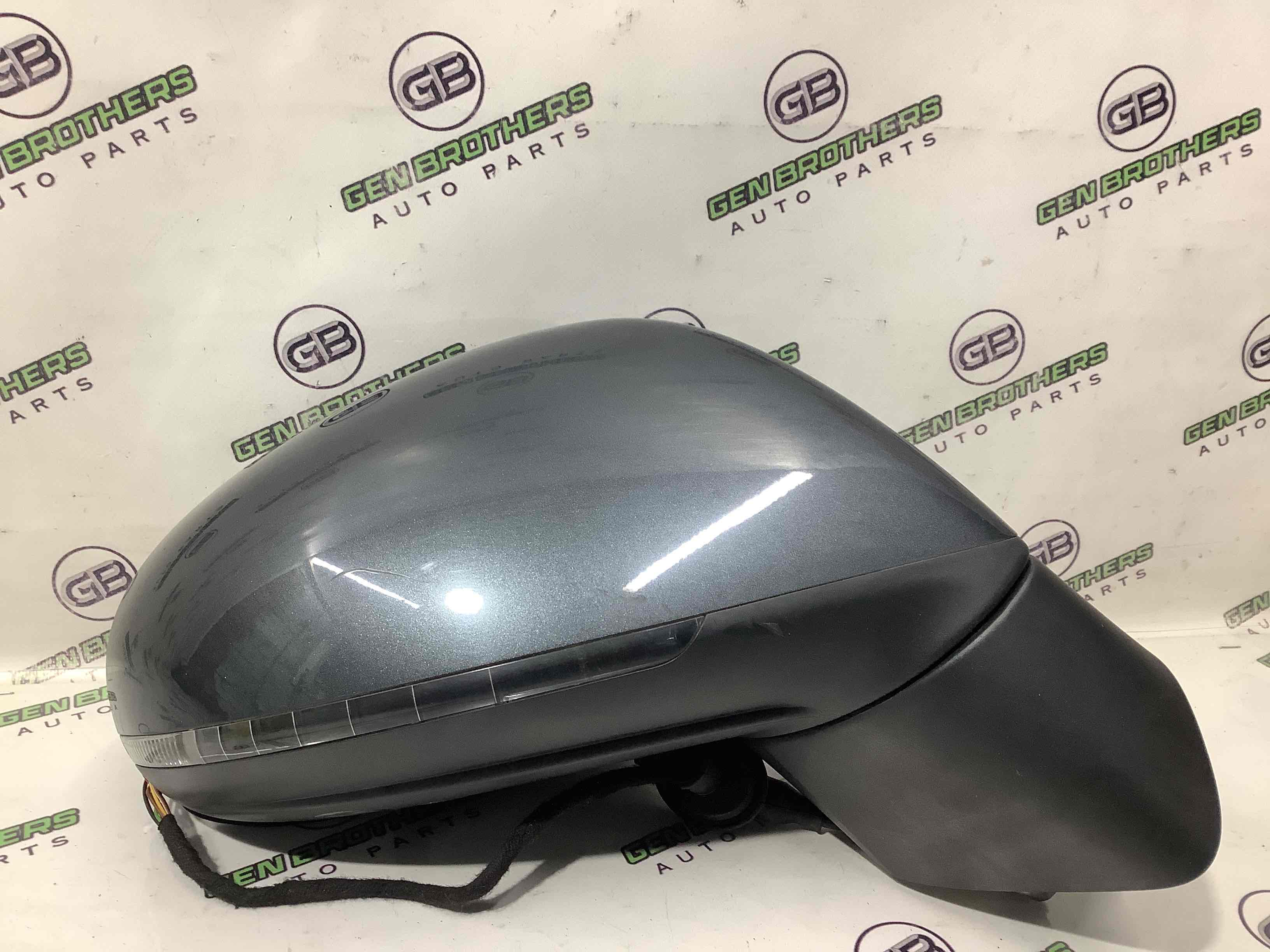 Дзеркало зовнішнє праве