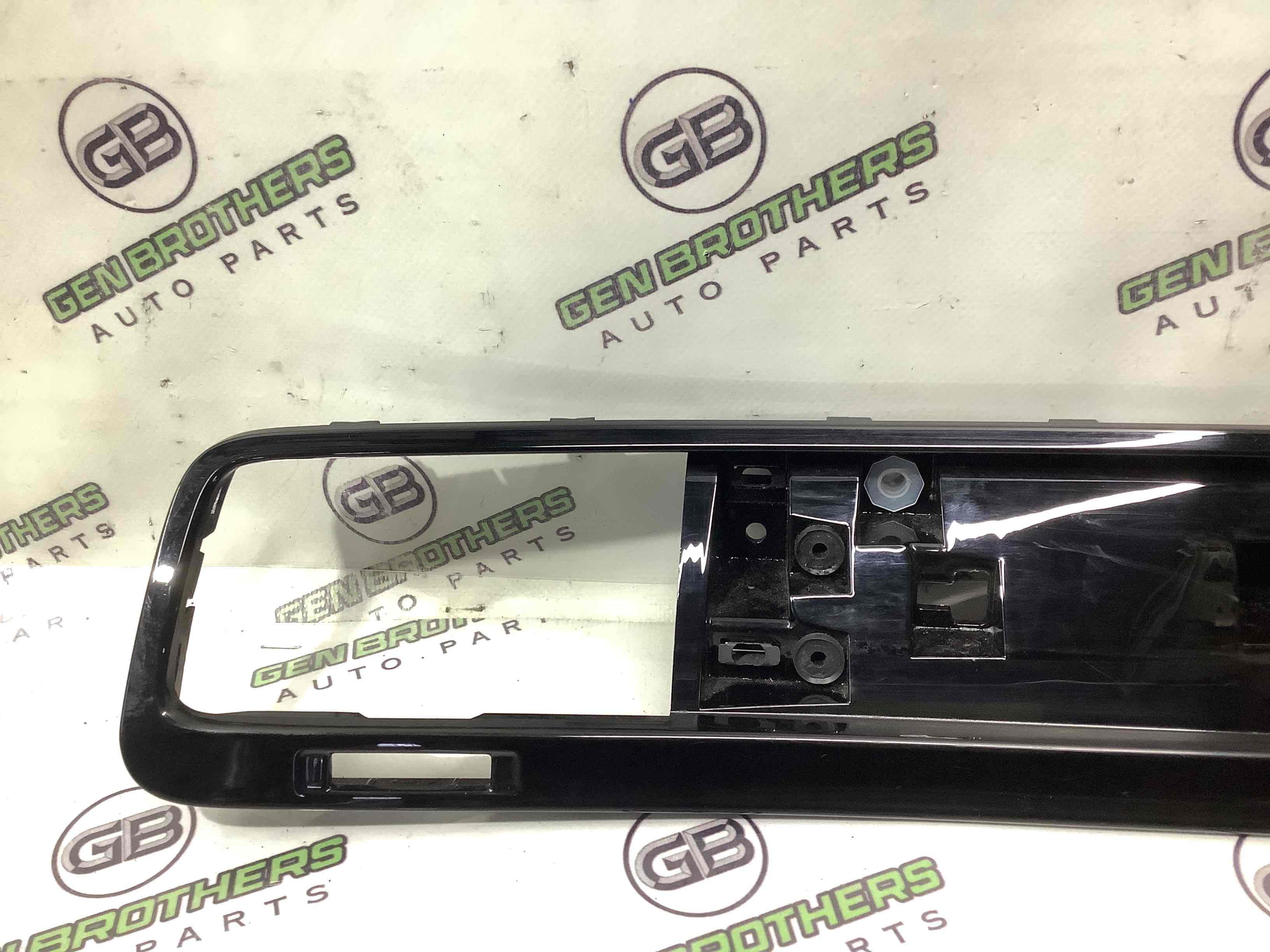 Обшивка панелі приладів торпедо