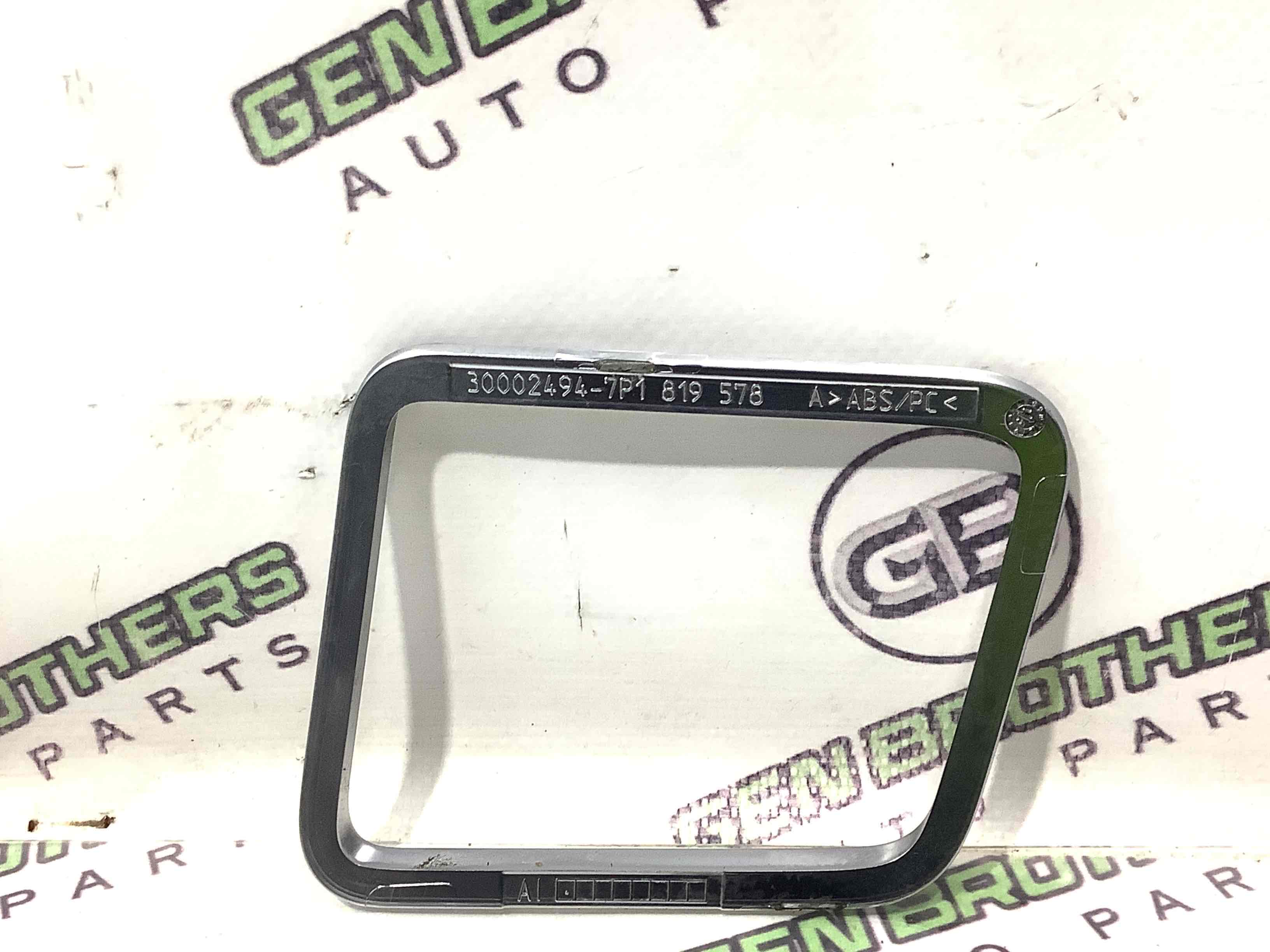 Обшивка панелі приладів торпедо