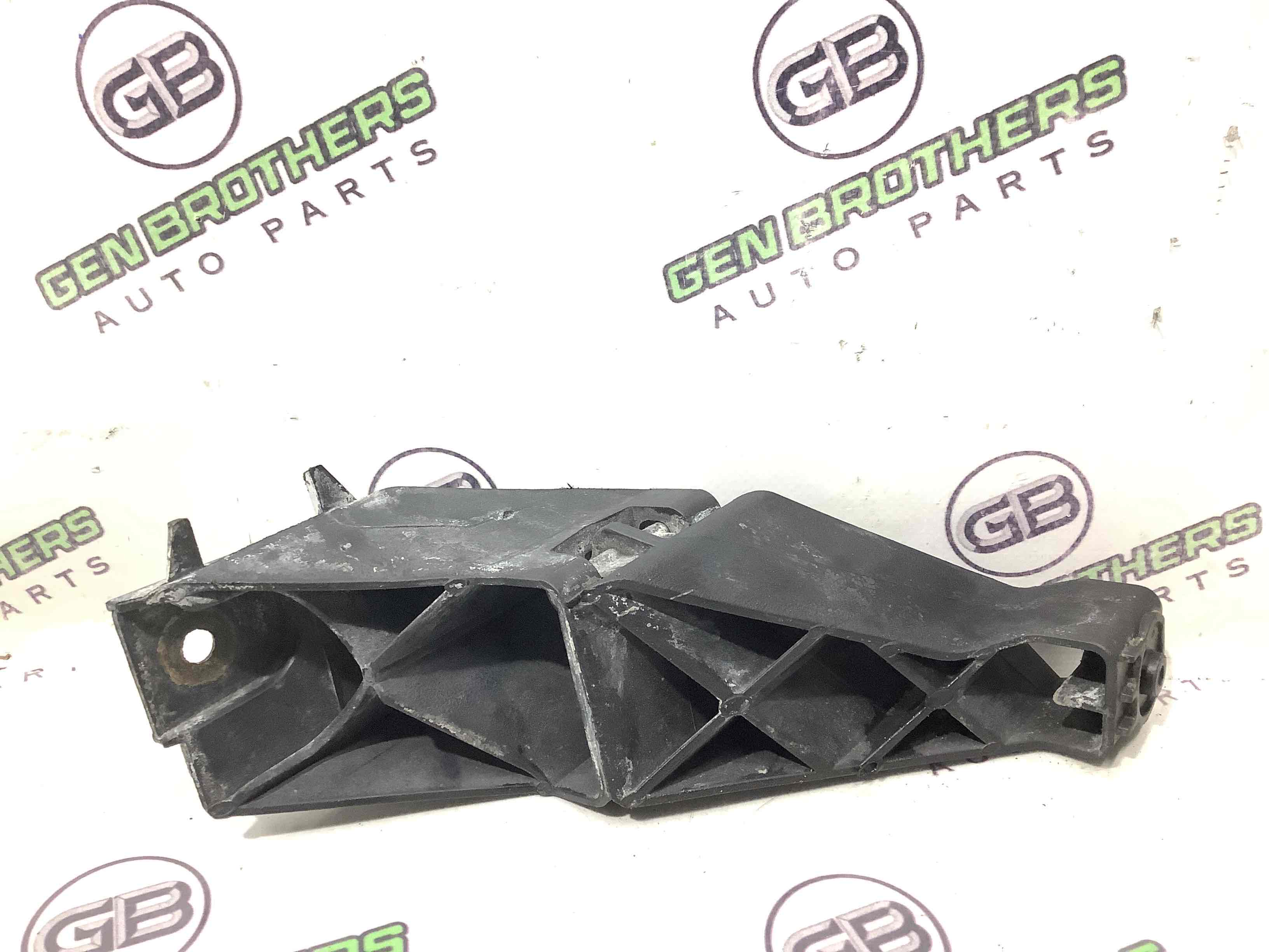 Кріплення заднього бампера ліве