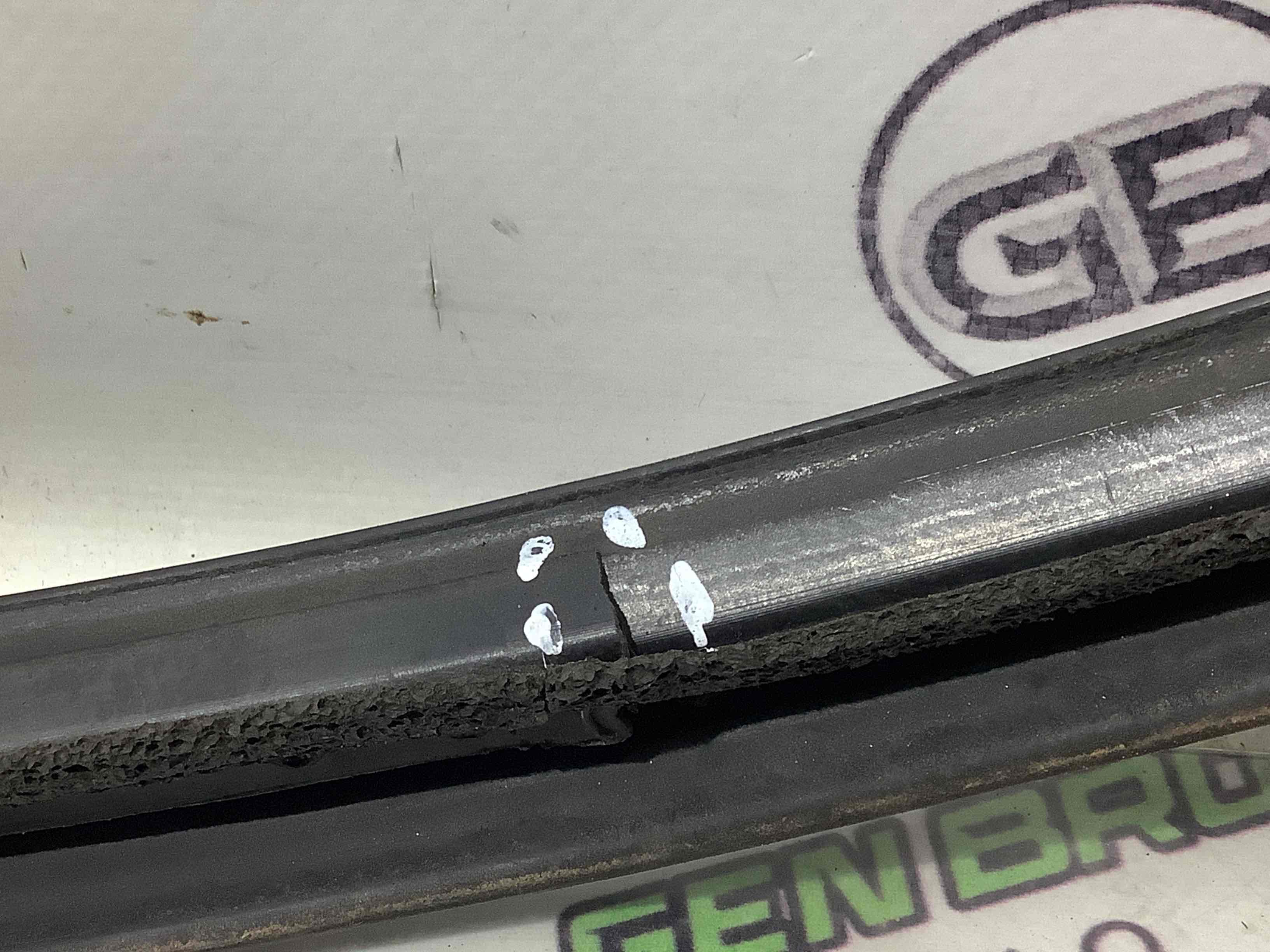 Ущільнювач скла, двері