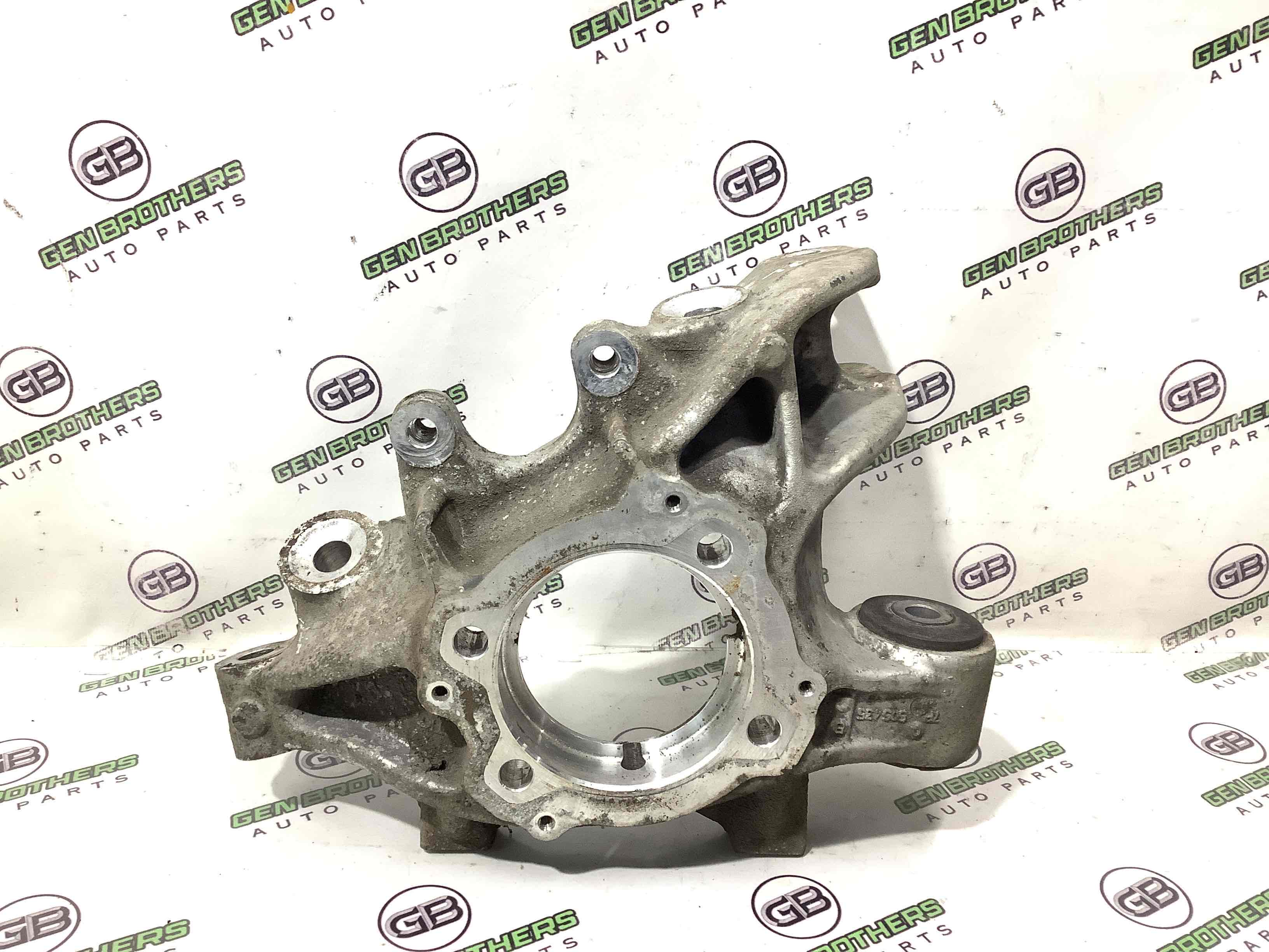 Кулак задній лівий