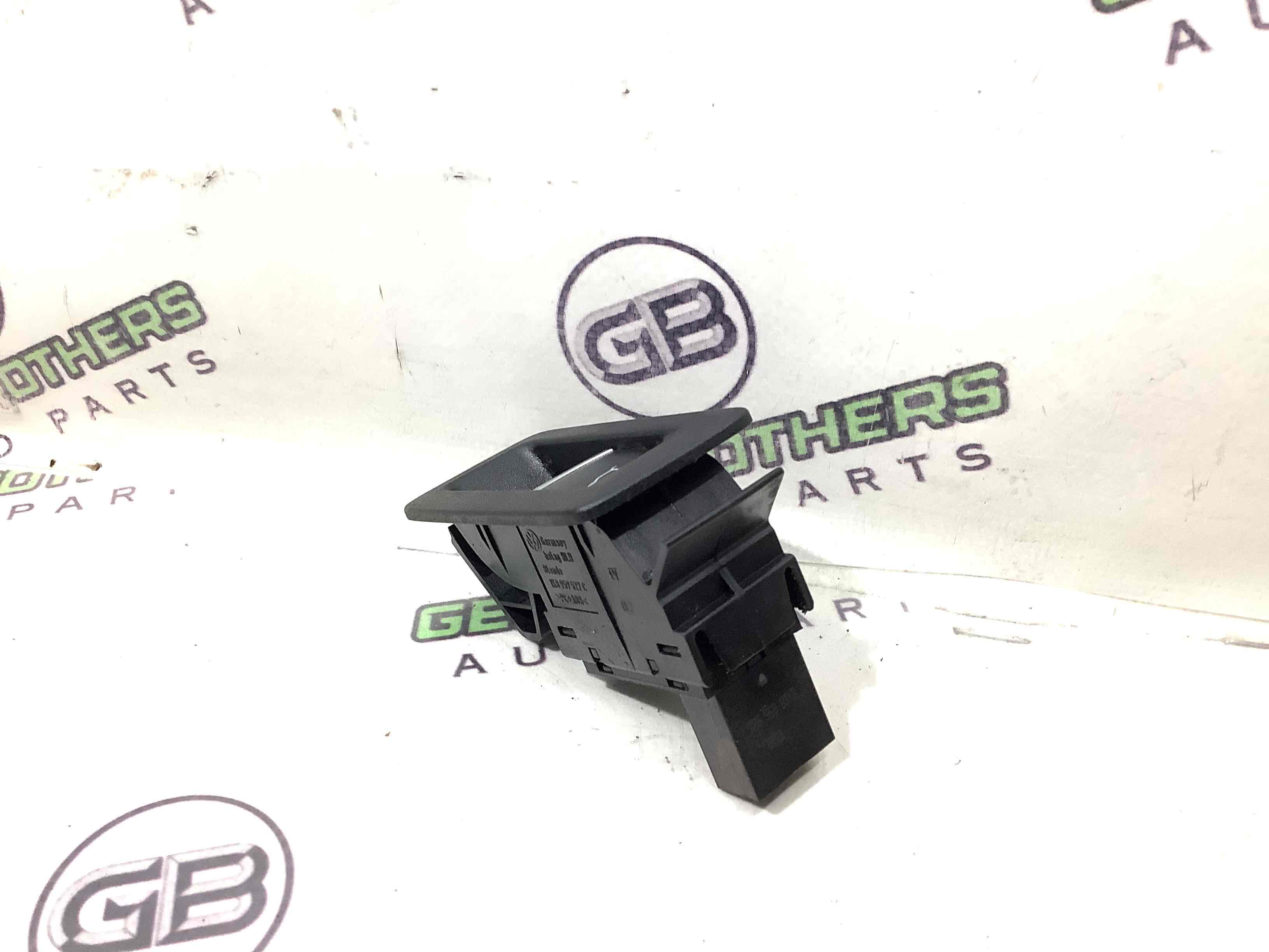 Кнопка відкриття багажника